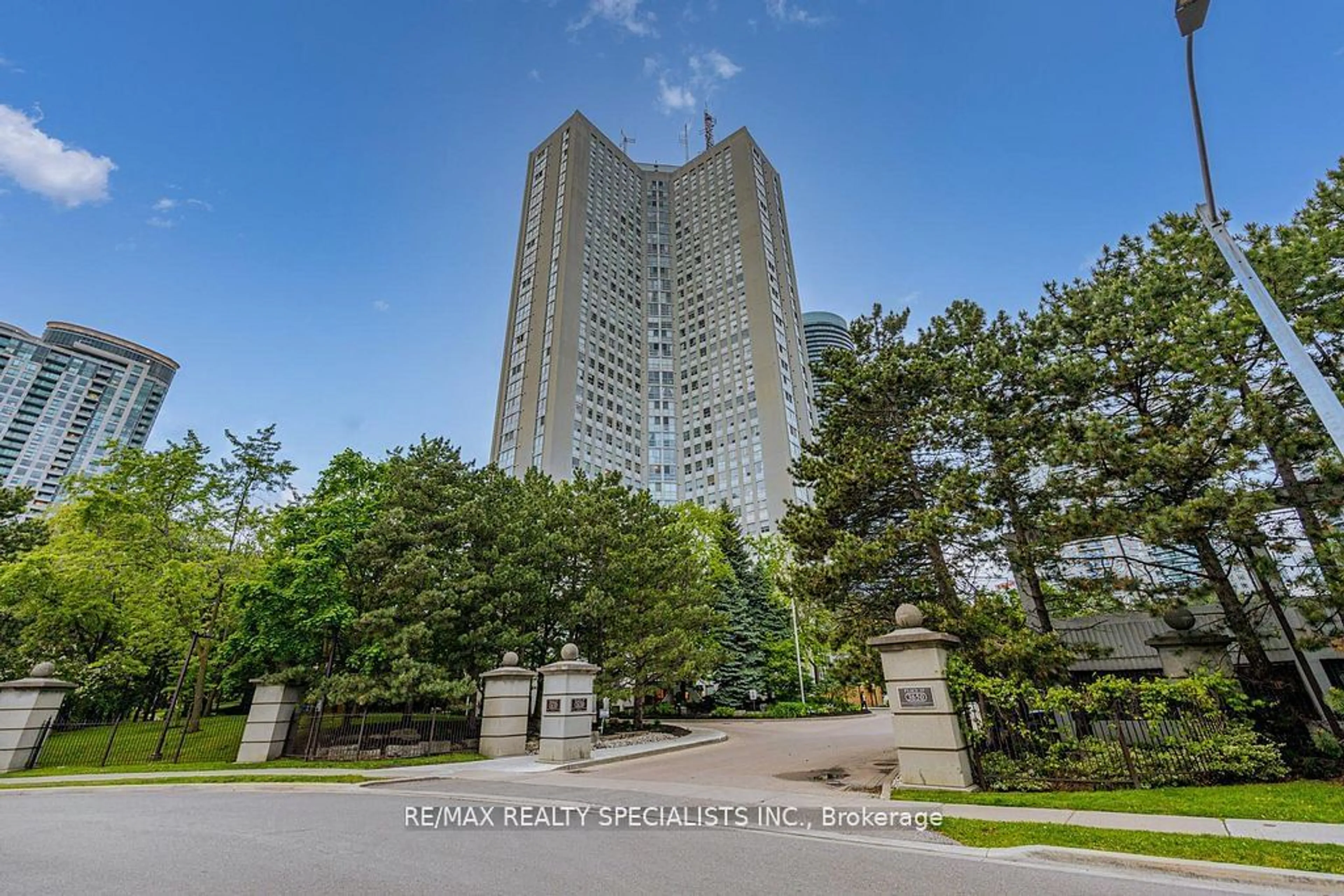 Indoor foyer for 3650 Kaneff Cres #2301, Mississauga Ontario L5A 4A1