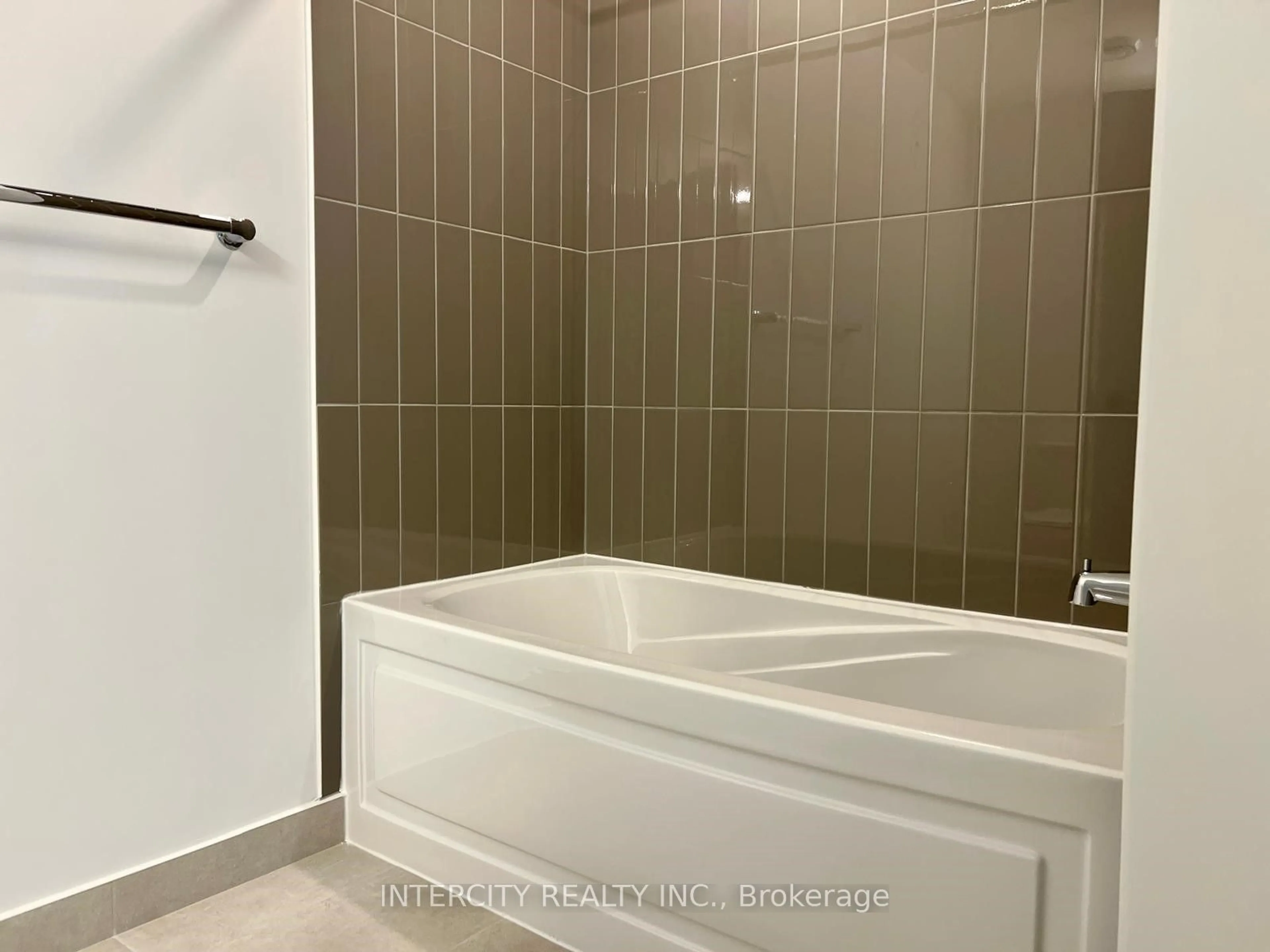 Standard bathroom, ceramic/tile floor for 225 Malta Ave #1810, Brampton Ontario L6Y 6H8