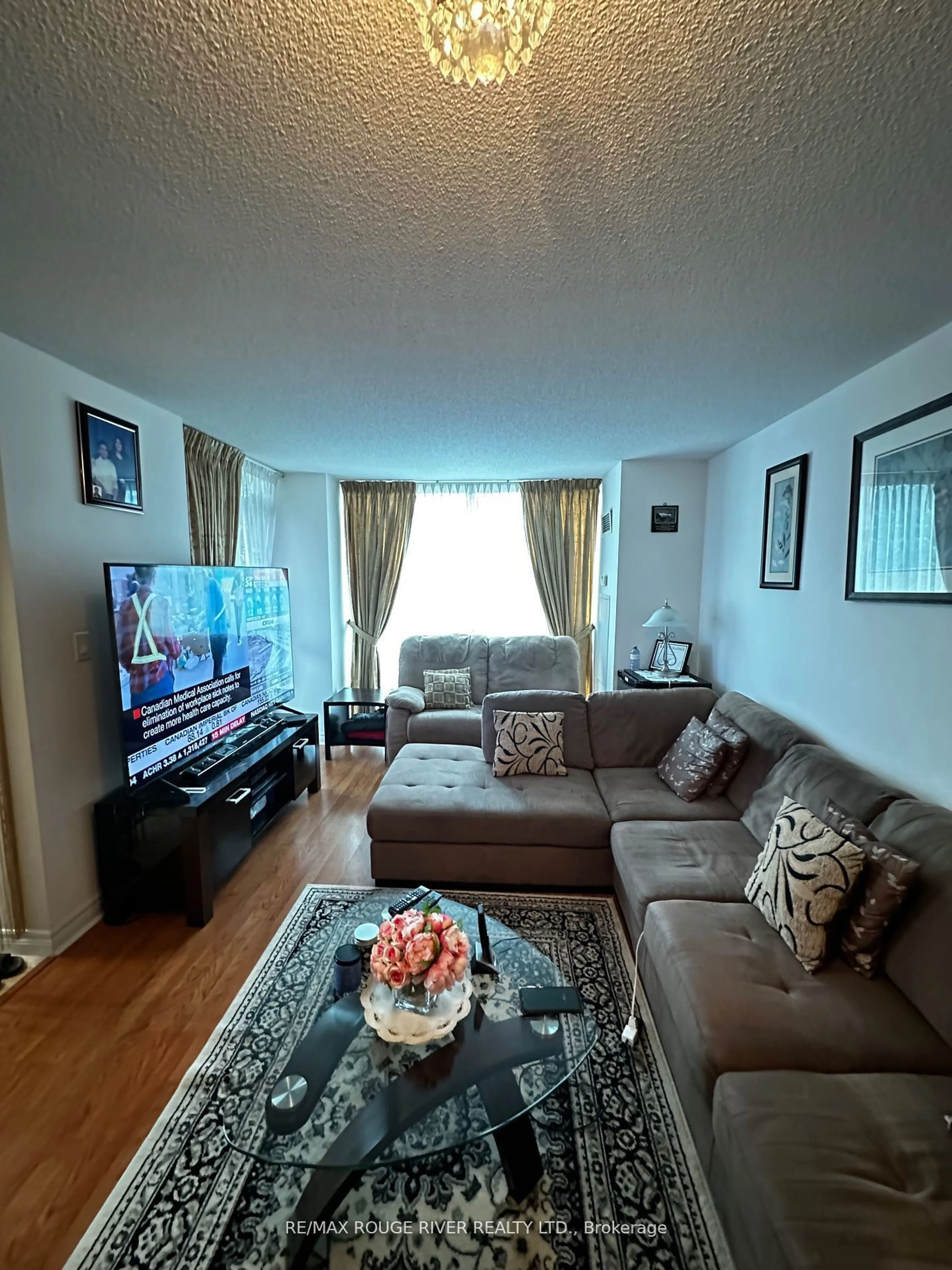 Living room with furniture, unknown for 208 Enfield Pl #1609, Mississauga Ontario L5B 0G8