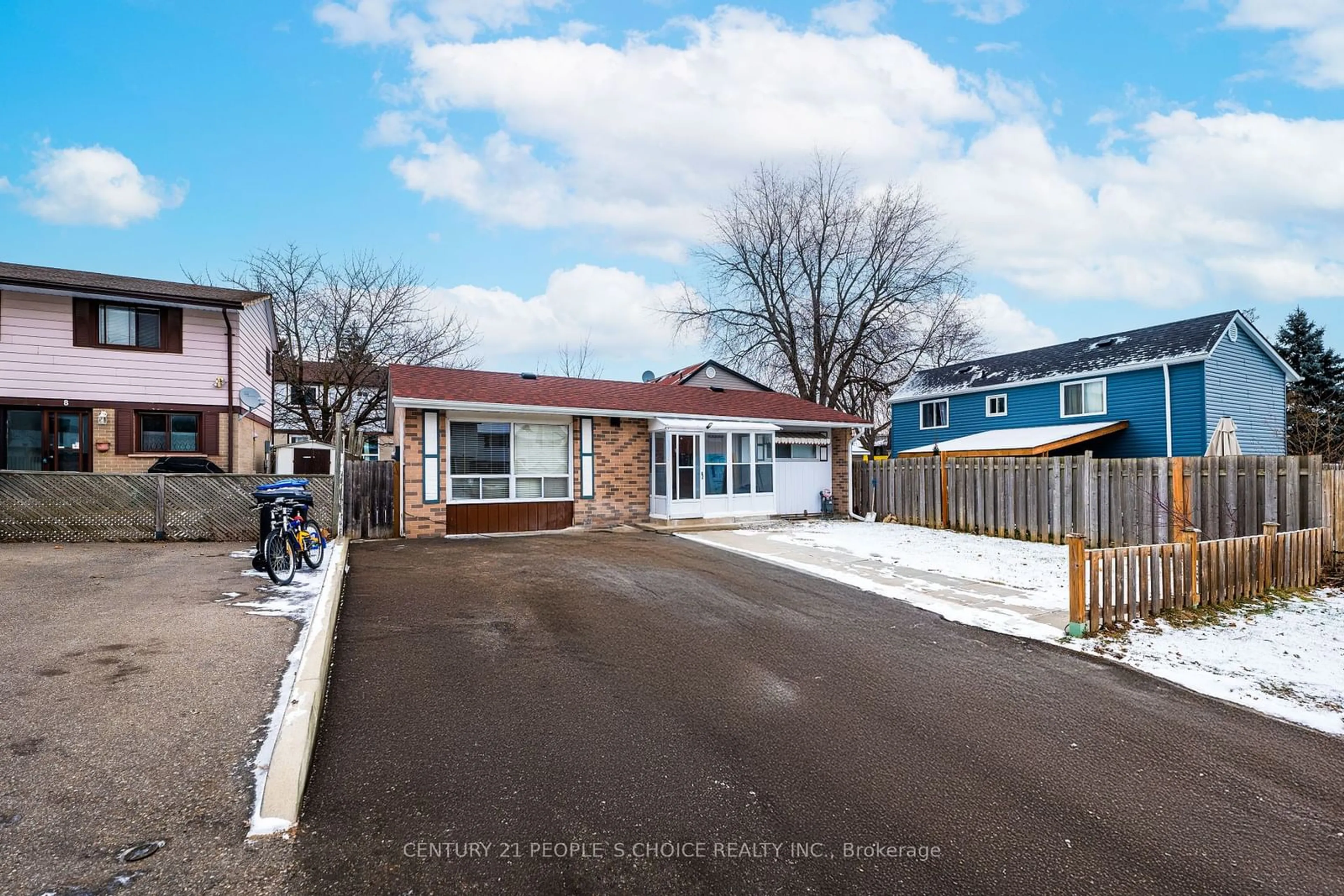 A pic from outside/outdoor area/front of a property/back of a property/a pic from drone, street for 7 Hillbank Tr, Brampton Ontario L6S 1P6