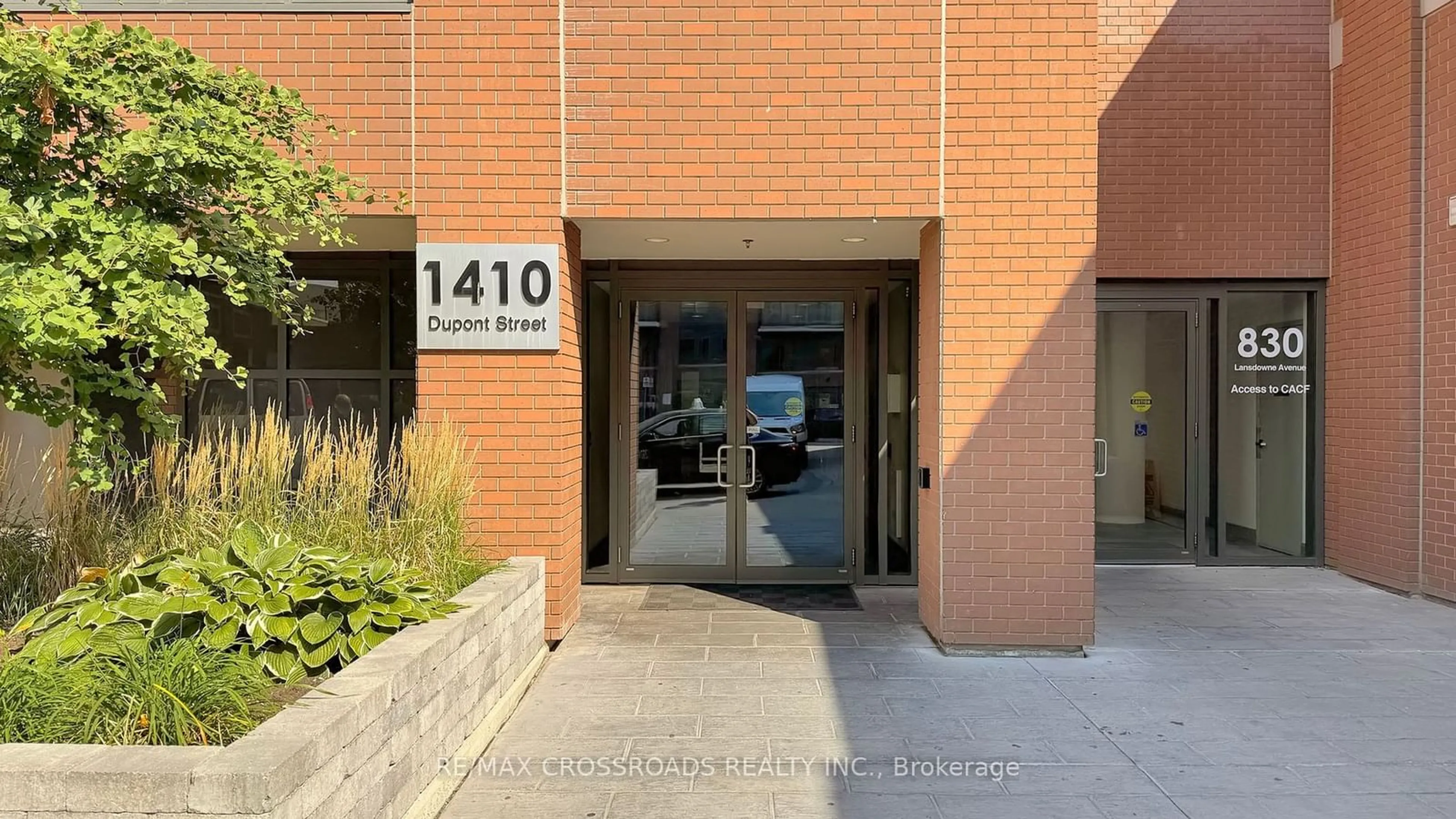 Indoor foyer for 1410 Dupont St #2501, Toronto Ontario M6H 0B6