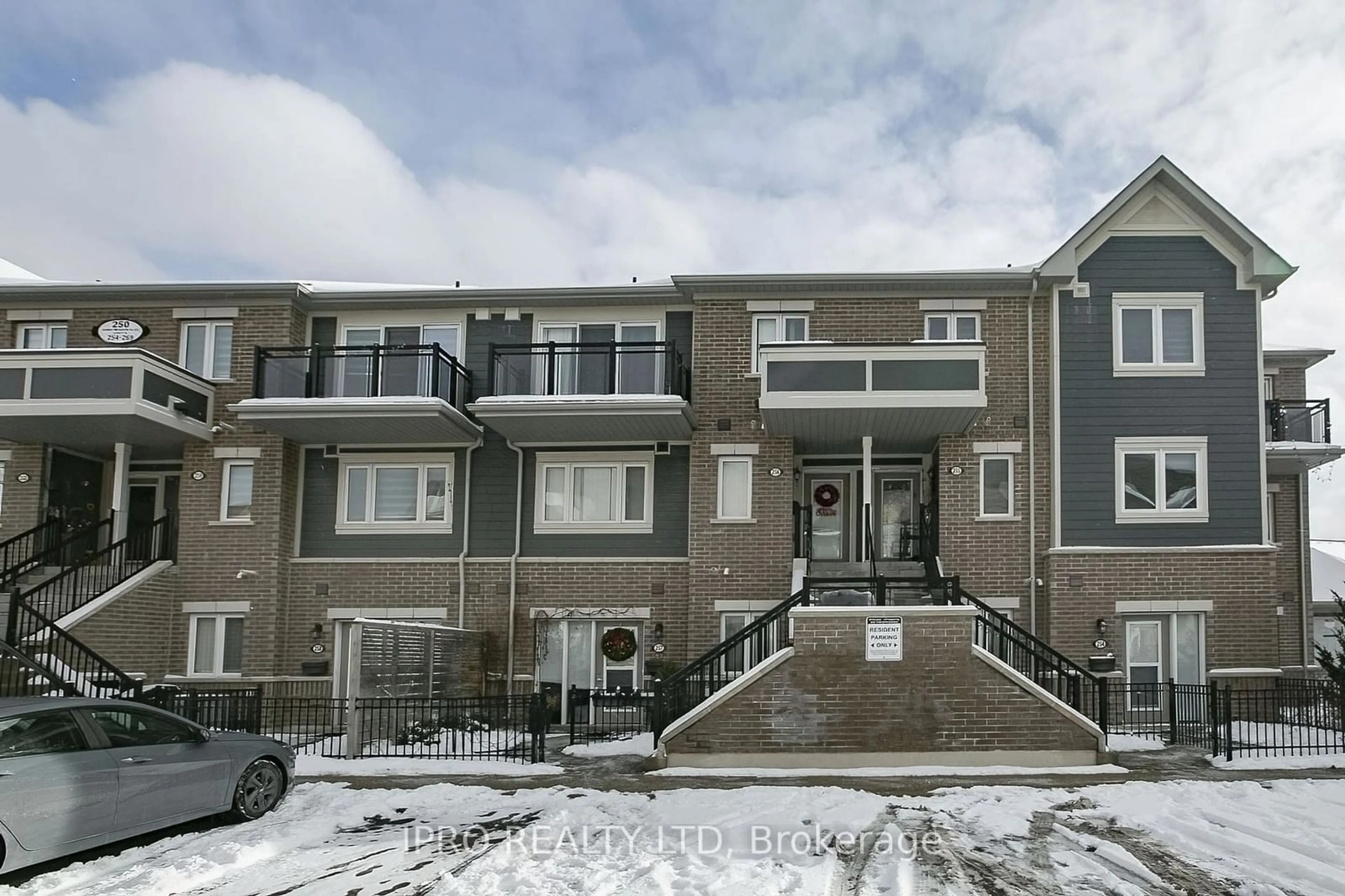 A pic from outside/outdoor area/front of a property/back of a property/a pic from drone, unknown for 250 SUNNY MEADOW Blvd #256, Brampton Ontario L6R 3Y6