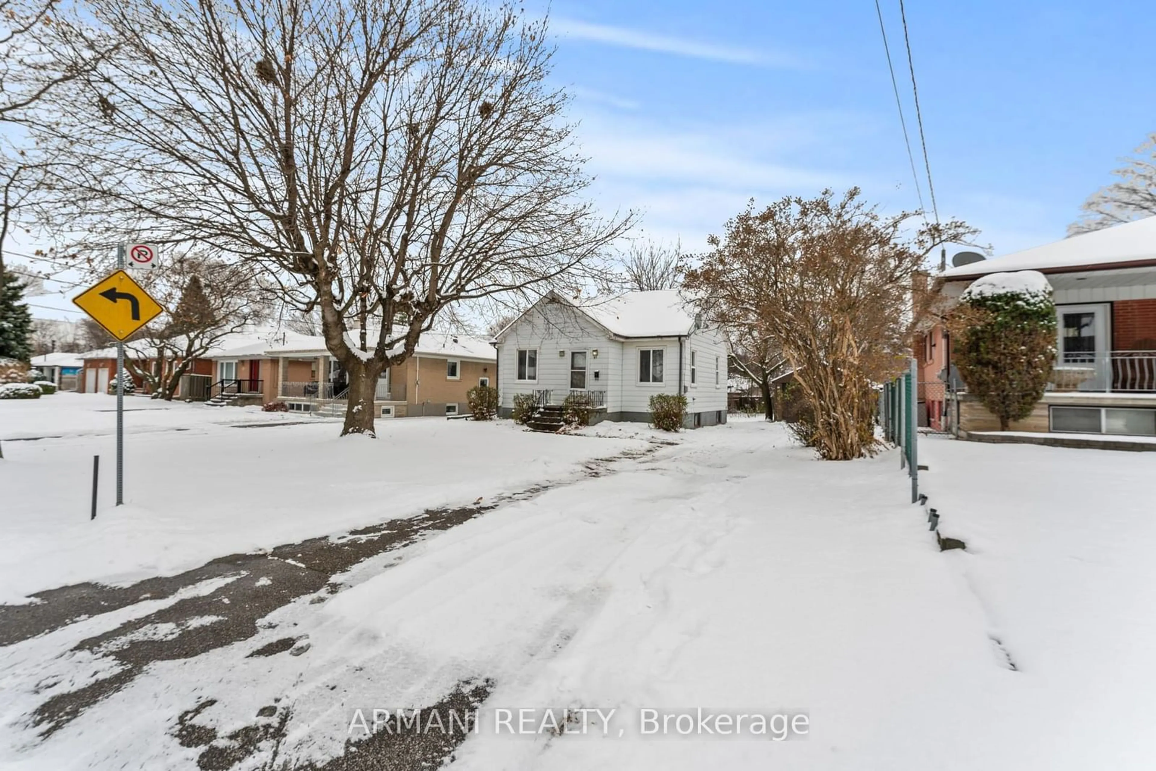 A pic from outside/outdoor area/front of a property/back of a property/a pic from drone, street for 93 Wallasey Ave, Toronto Ontario M9M 1E3