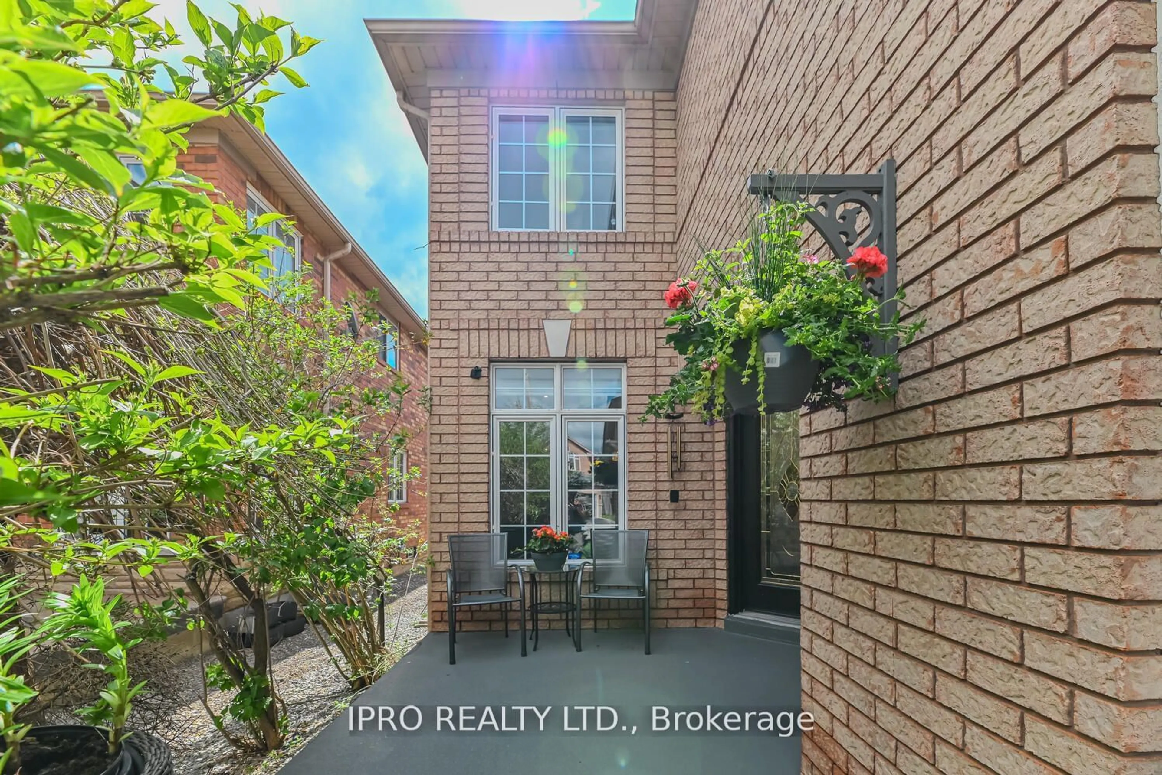 Home with brick exterior material, street for 3344 Laburnum Cres, Mississauga Ontario L5N 7M2