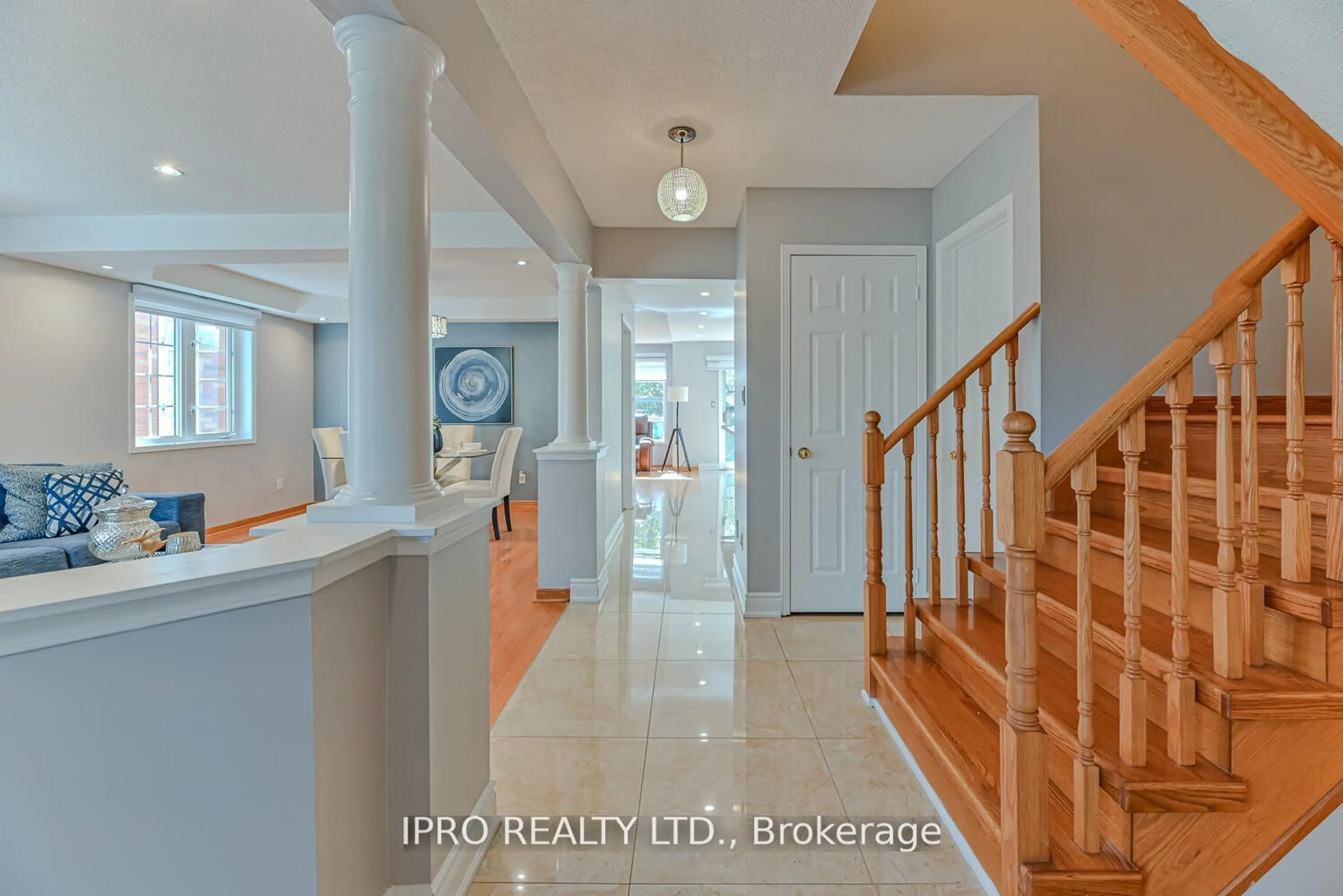 Indoor entryway for 3344 Laburnum Cres, Mississauga Ontario L5N 7M2