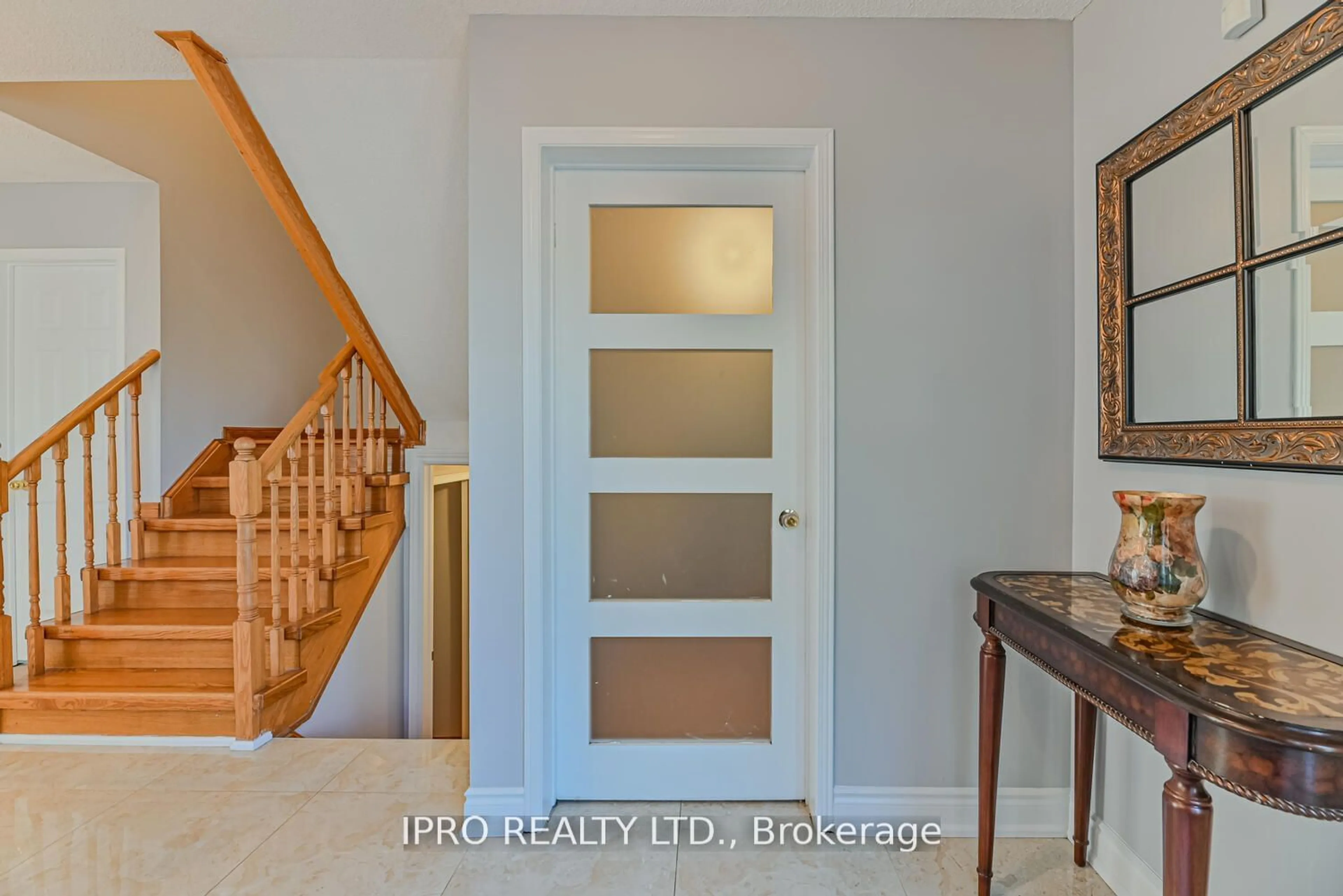 Indoor entryway for 3344 Laburnum Cres, Mississauga Ontario L5N 7M2