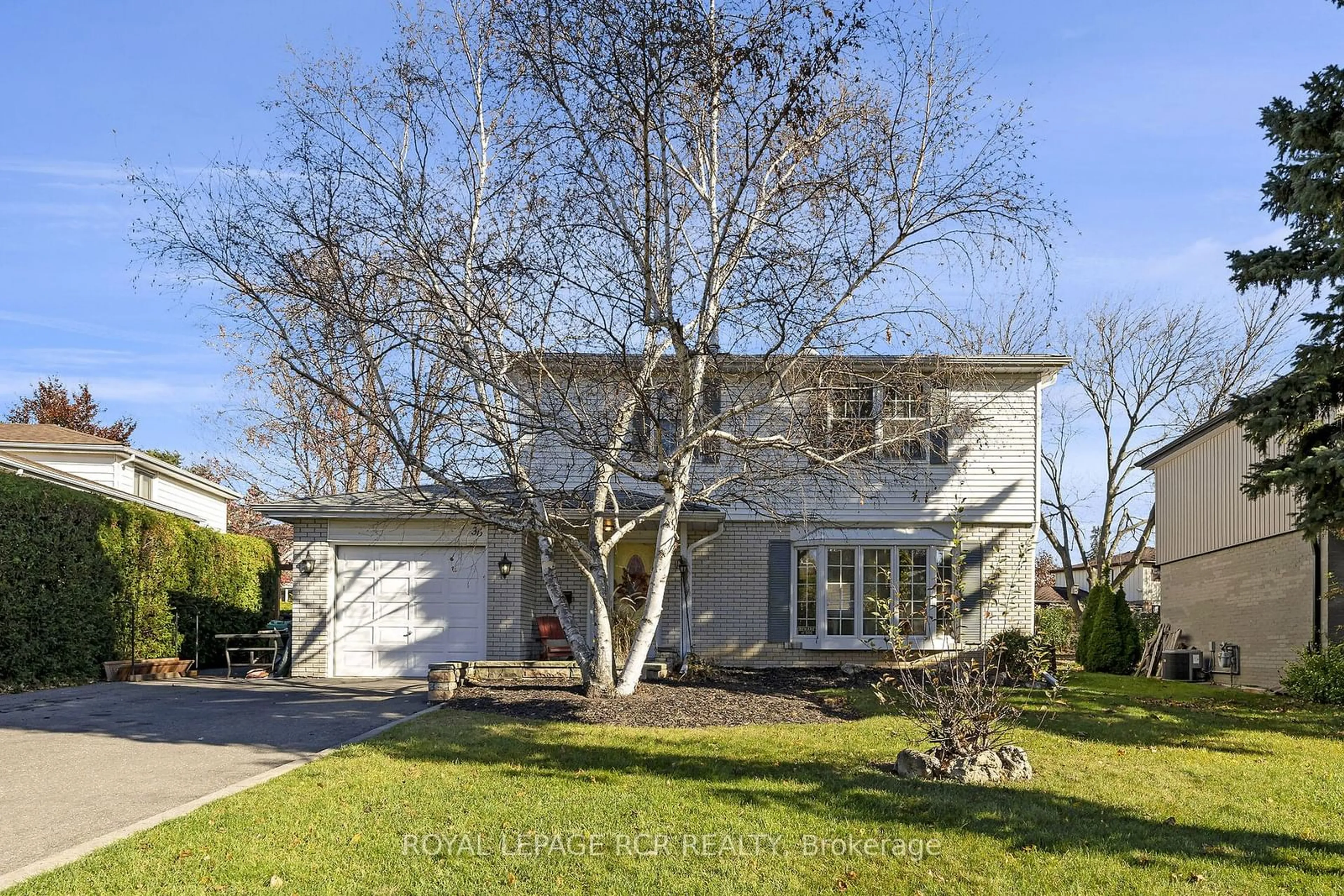 A pic from outside/outdoor area/front of a property/back of a property/a pic from drone, street for 36 Cavendish Cres, Brampton Ontario L6T 1Z4