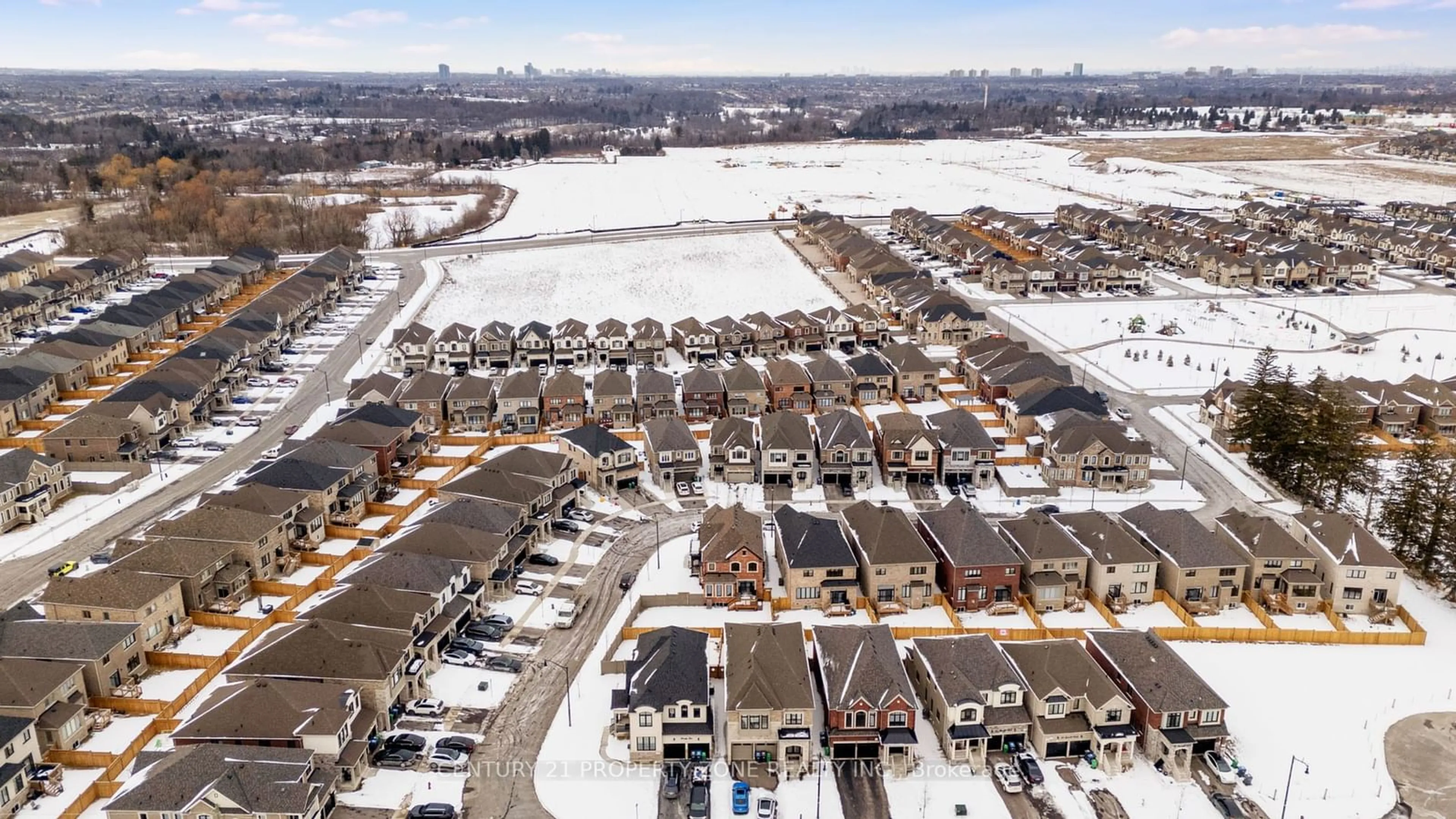 A pic from outside/outdoor area/front of a property/back of a property/a pic from drone, street for 12 Ixworth Circ, Brampton Ontario L6Y 6J8