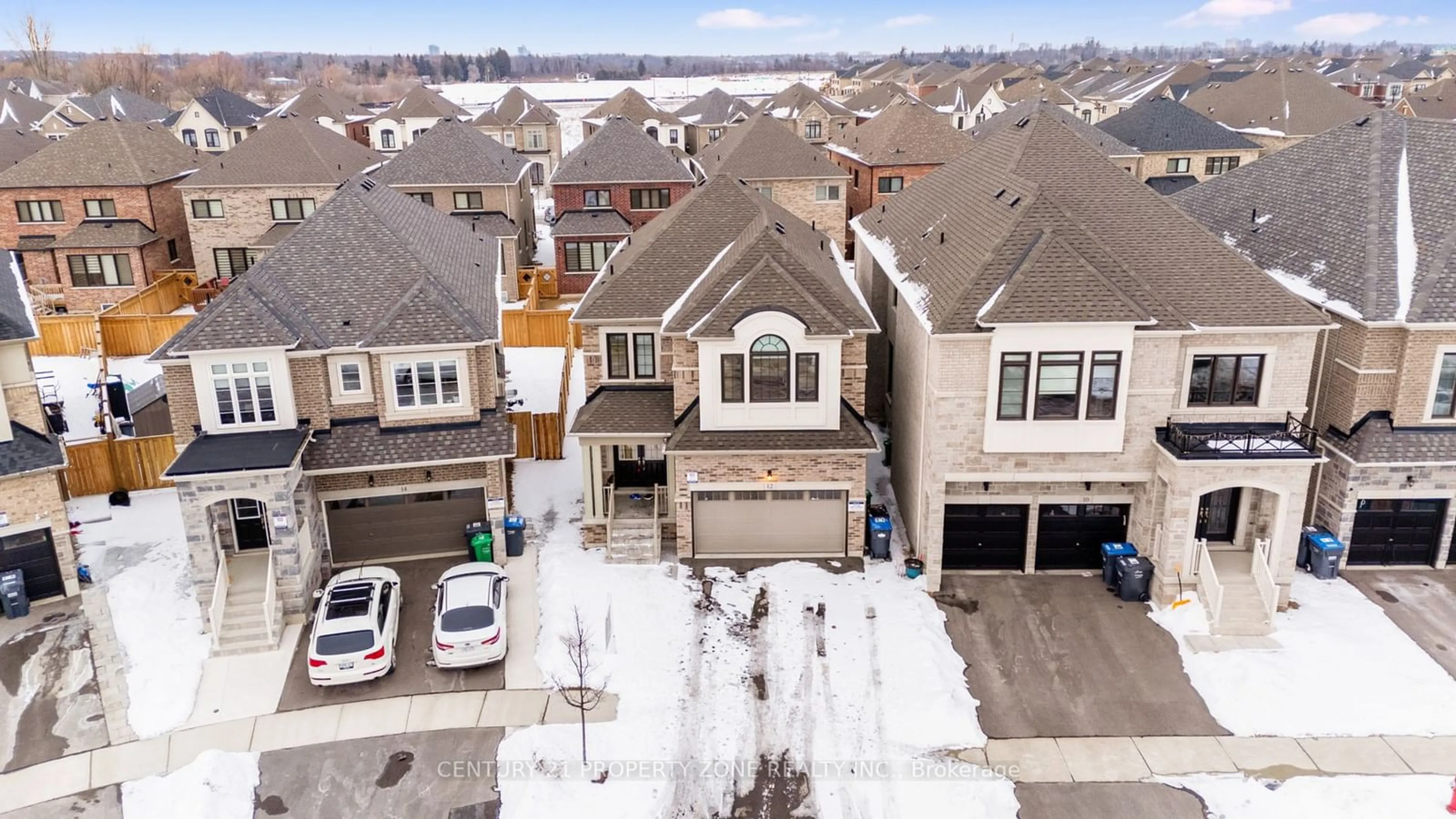 A pic from outside/outdoor area/front of a property/back of a property/a pic from drone, street for 12 Ixworth Circ, Brampton Ontario L6Y 6J8