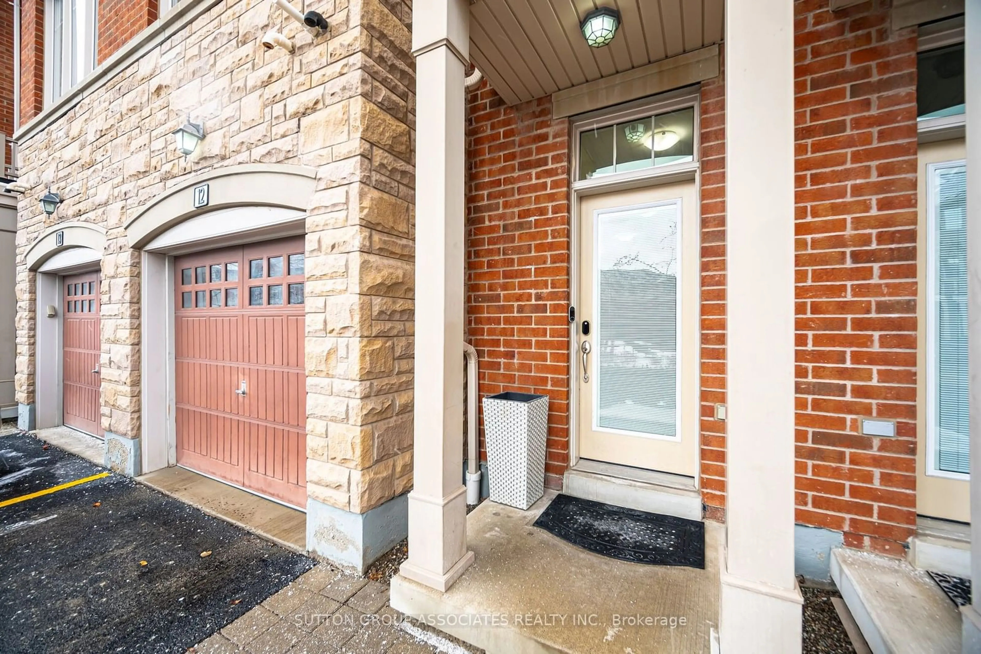 Indoor entryway for 5710 Long Valley Rd #12, Mississauga Ontario L5M 0M1