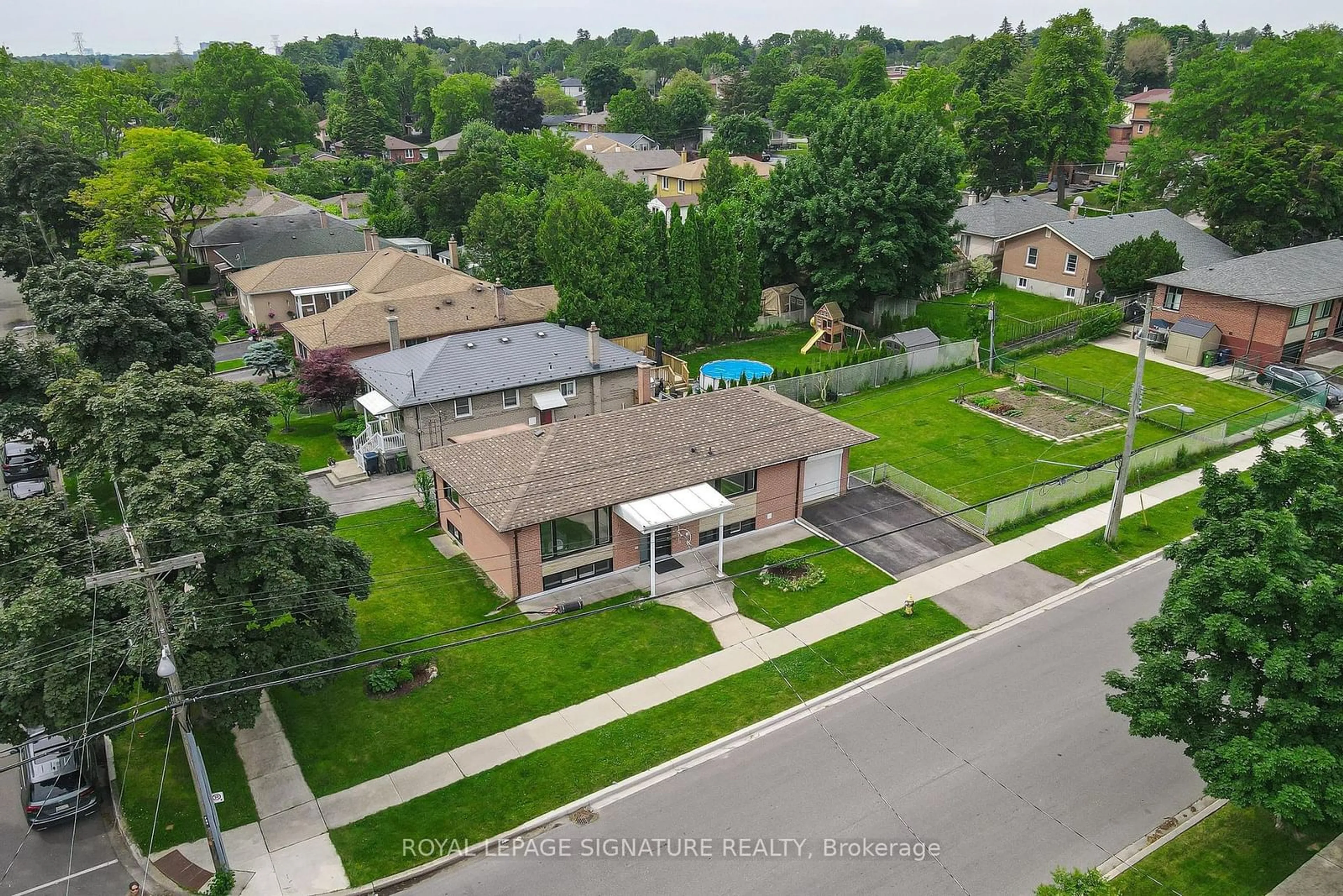 A pic from outside/outdoor area/front of a property/back of a property/a pic from drone, street for 89 Thistle Down Blvd, Toronto Ontario M9V 1J3