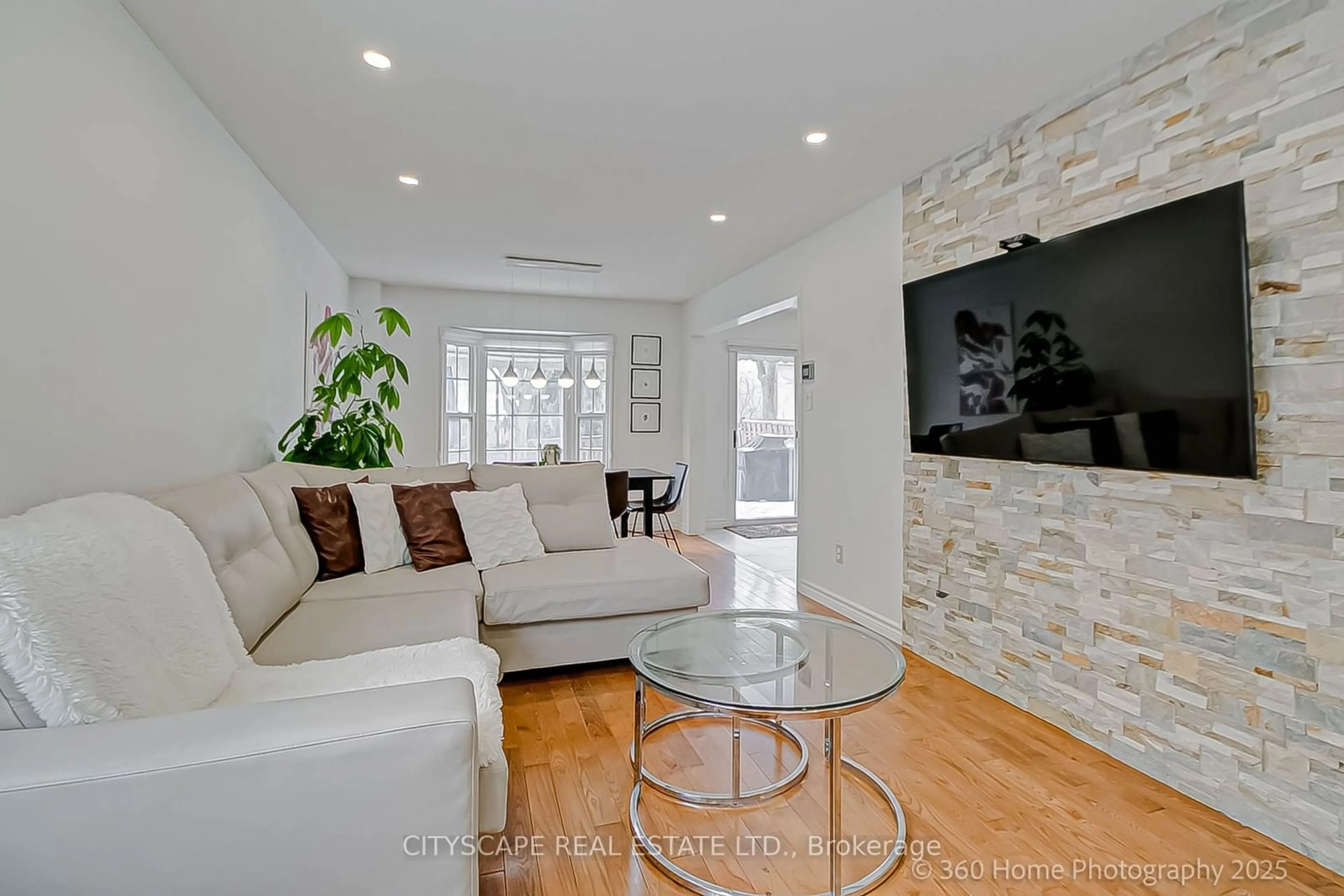 Living room with furniture, unknown for 1977 Glenada Cres, Oakville Ontario L6H 4M7