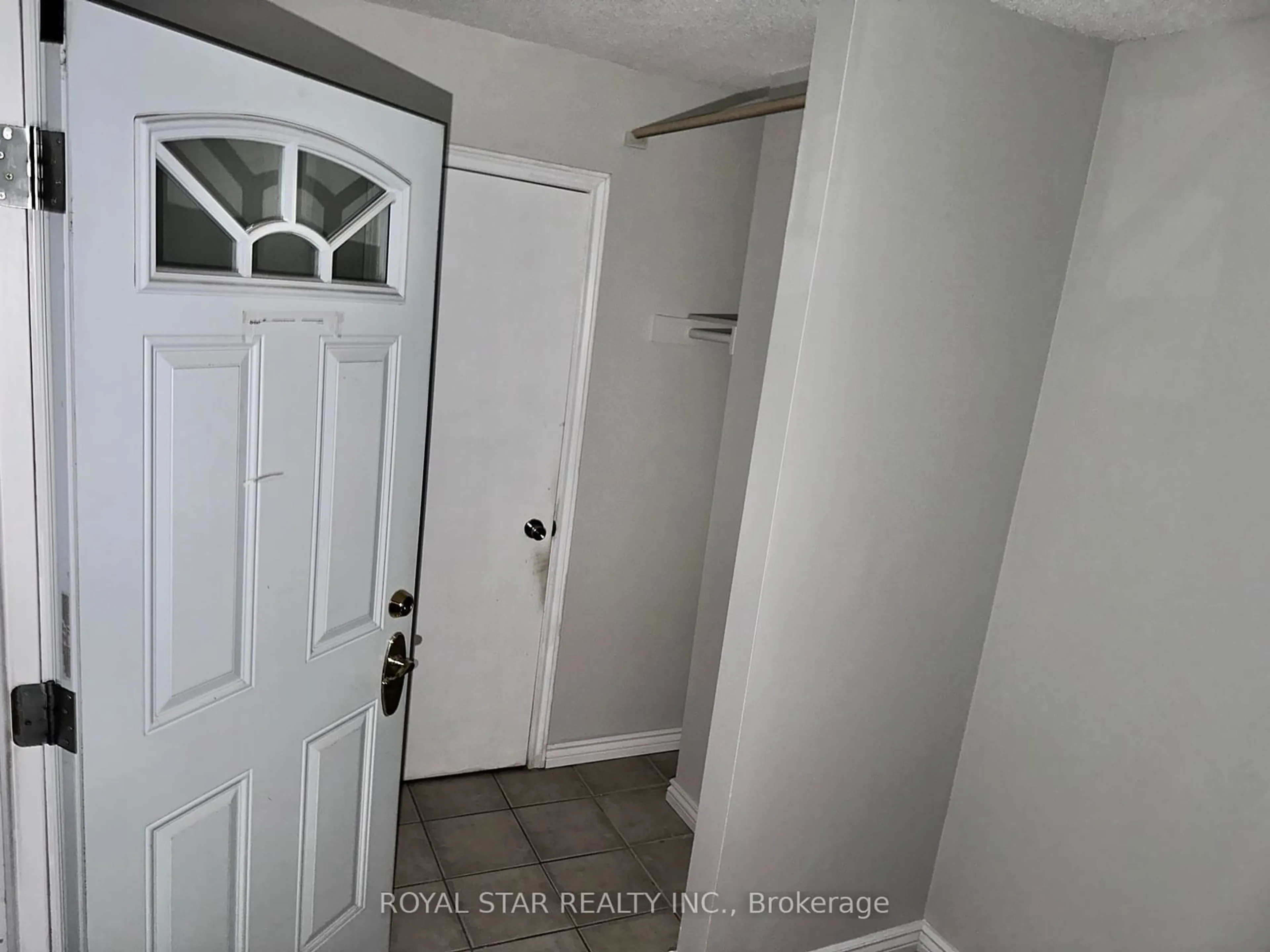 Indoor entryway for 7155 Corrine Cres, Mississauga Ontario L5N 4S4