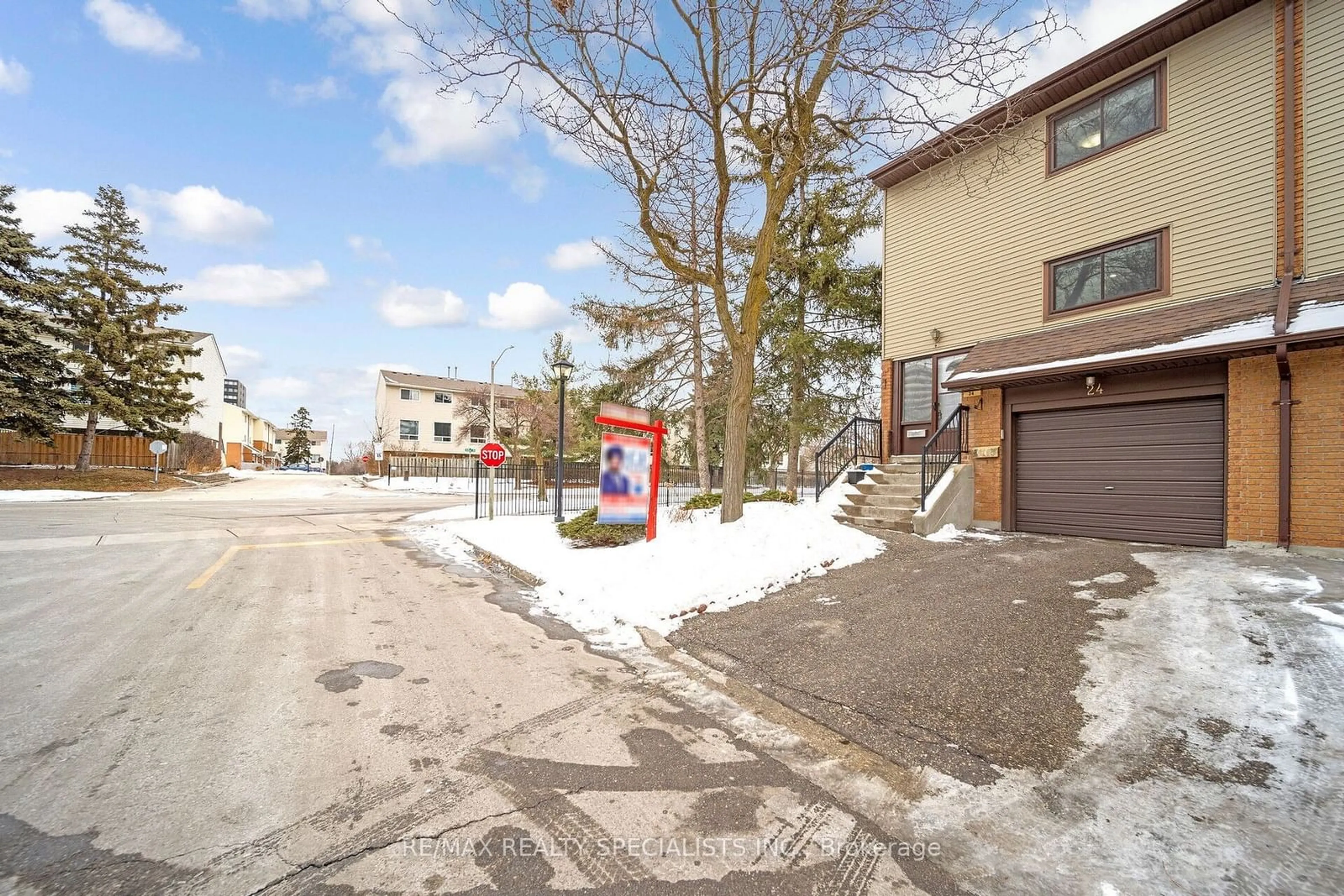 Parking for 24 Carleton Pl, Brampton Ontario L6T 3Z4