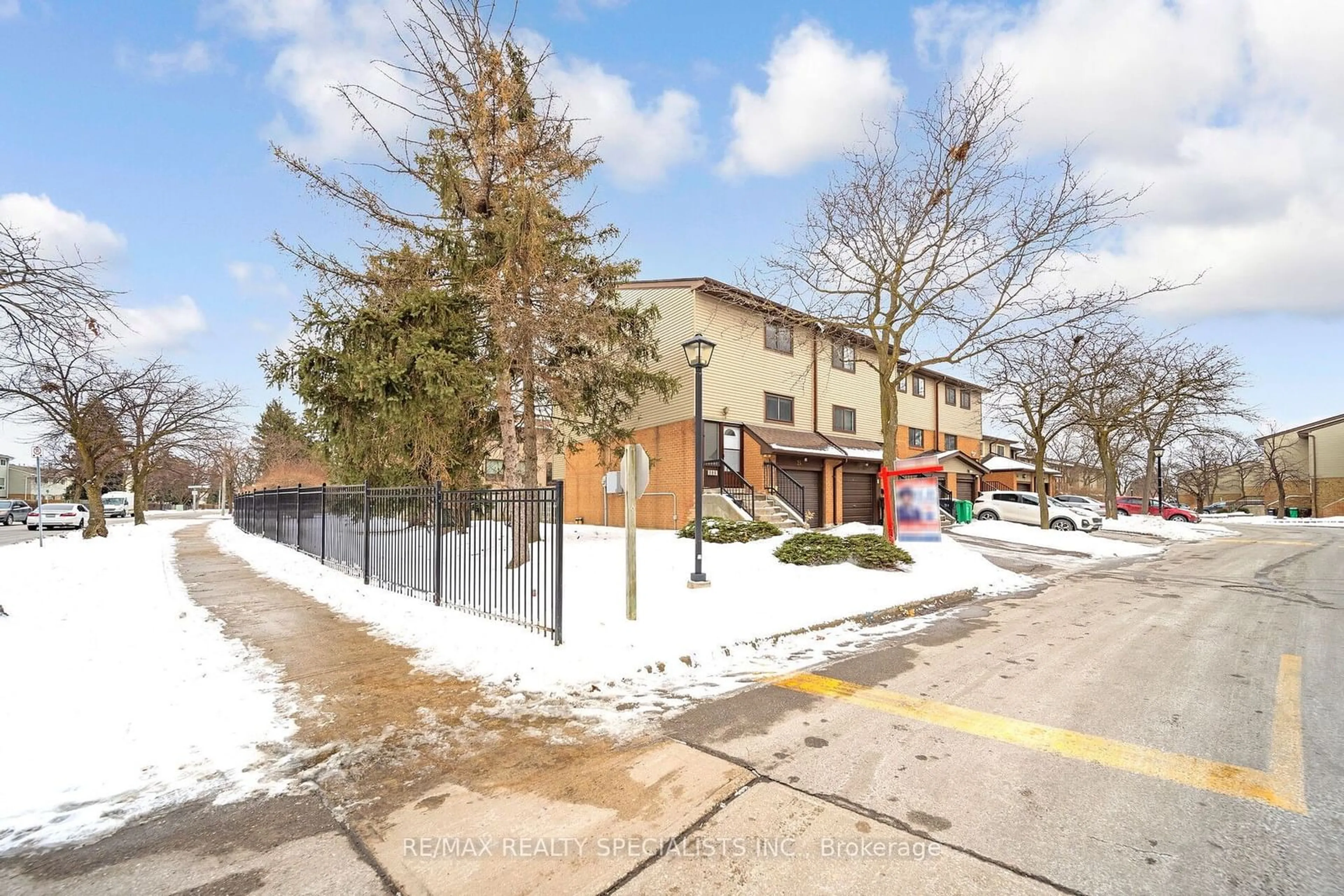 A pic from outside/outdoor area/front of a property/back of a property/a pic from drone, street for 24 Carleton Pl, Brampton Ontario L6T 3Z4