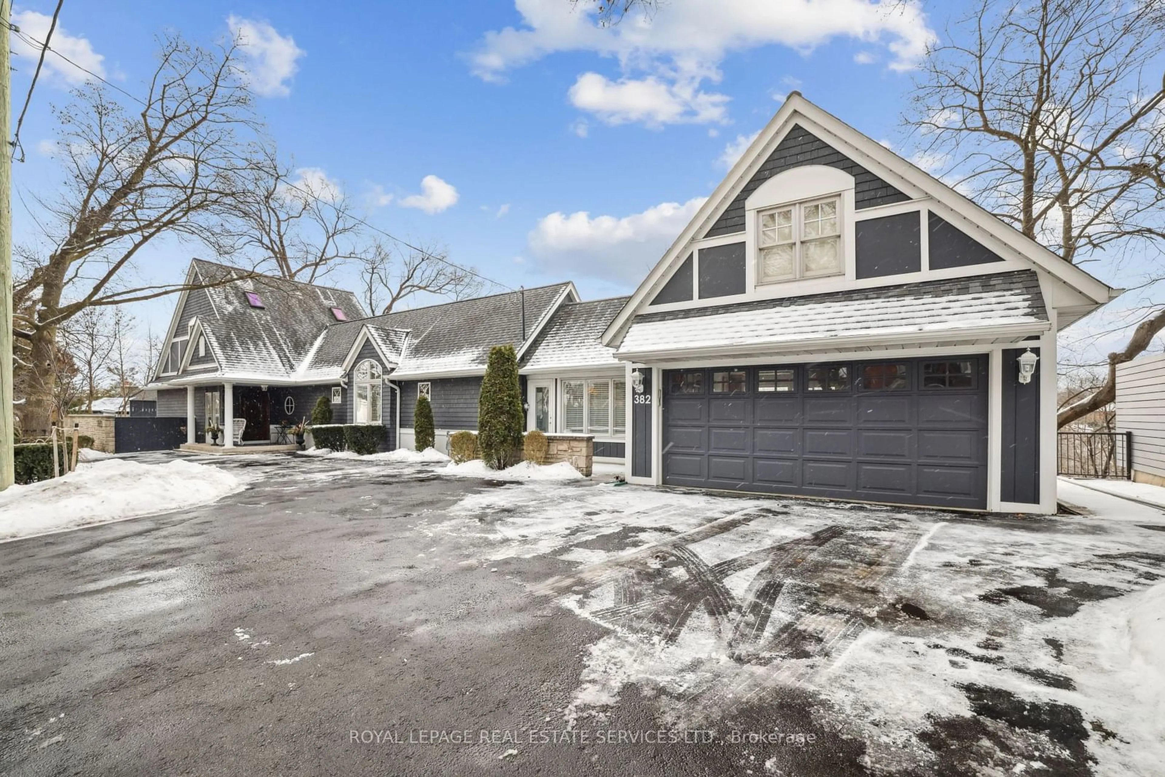 Indoor garage for 382 Trafalgar Rd, Oakville Ontario L6J 3H5