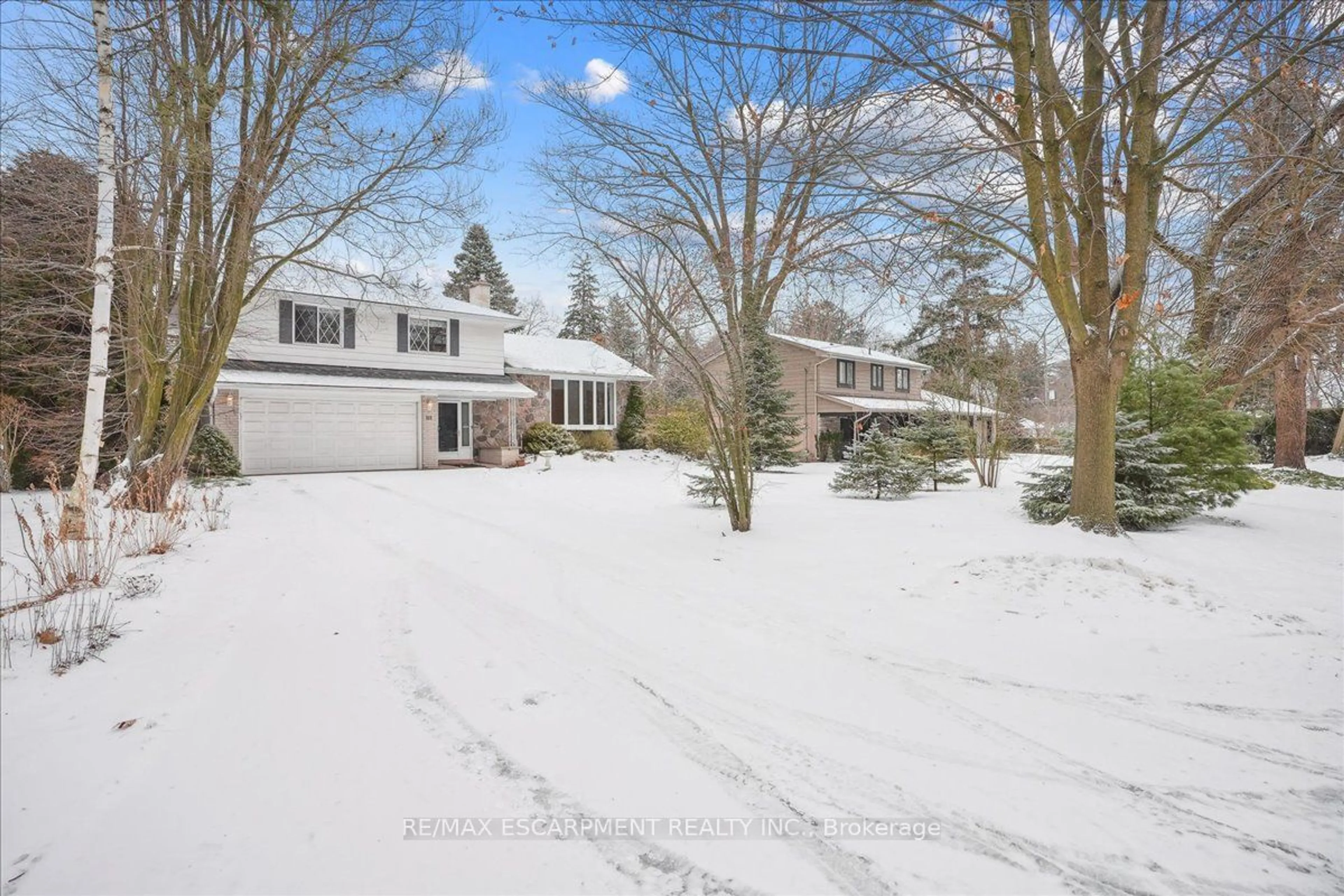 A pic from outside/outdoor area/front of a property/back of a property/a pic from drone, street for 111 Gloucester Ave, Oakville Ontario L6J 3W3