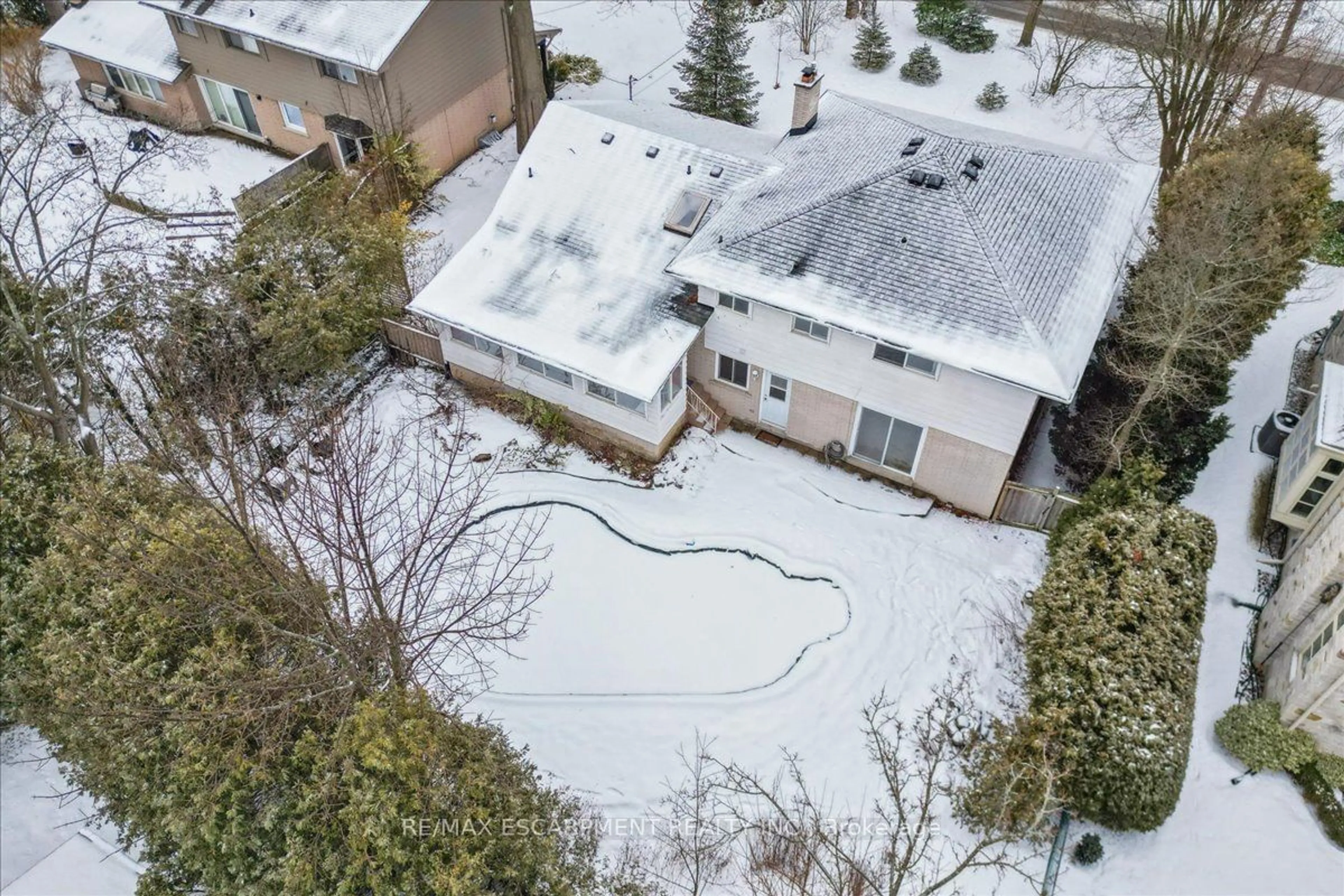 A pic from outside/outdoor area/front of a property/back of a property/a pic from drone, street for 111 Gloucester Ave, Oakville Ontario L6J 3W3