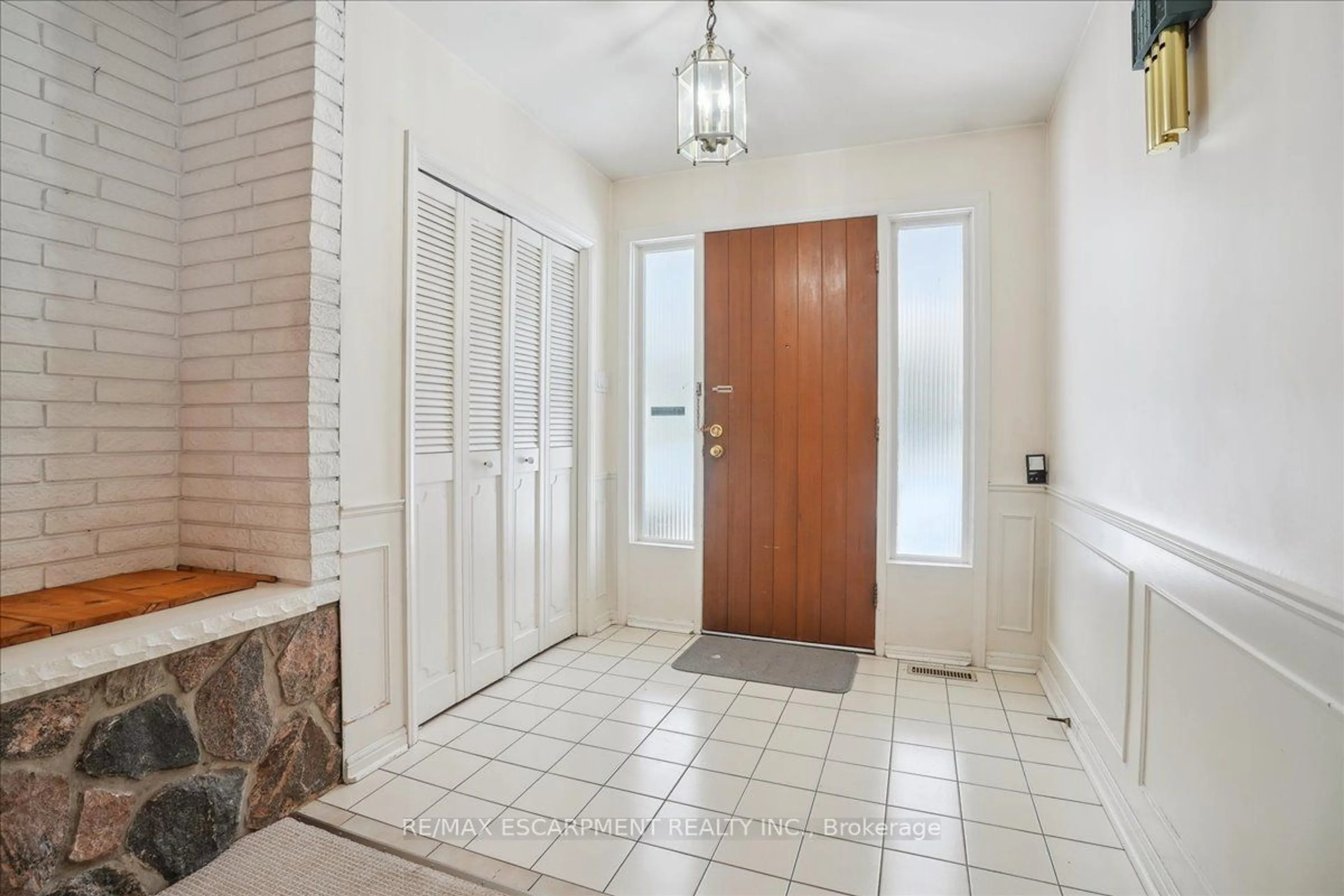 Indoor entryway for 111 Gloucester Ave, Oakville Ontario L6J 3W3