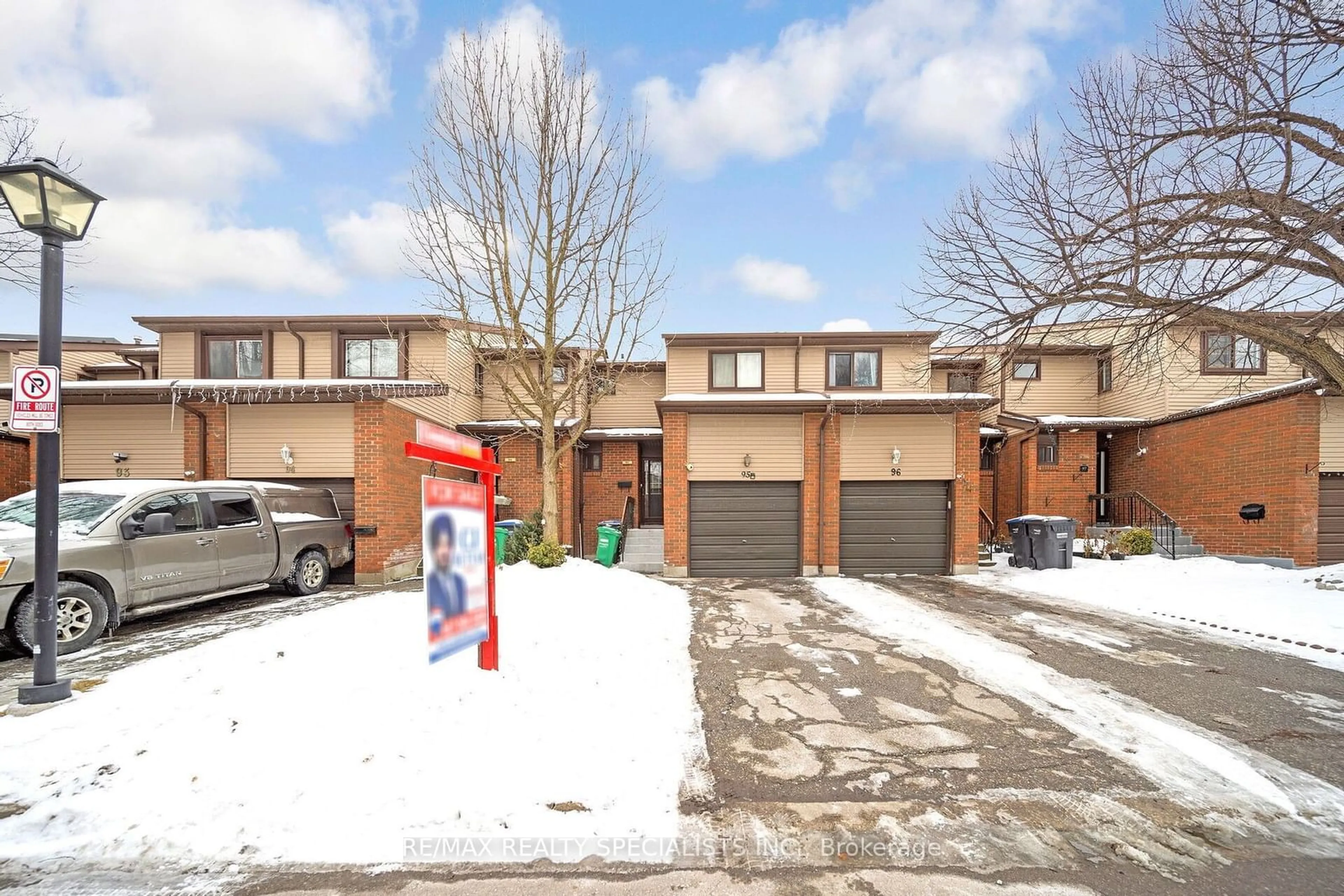 A pic from outside/outdoor area/front of a property/back of a property/a pic from drone, street for 95 Carleton Pl, Brampton Ontario L6T 3Z4