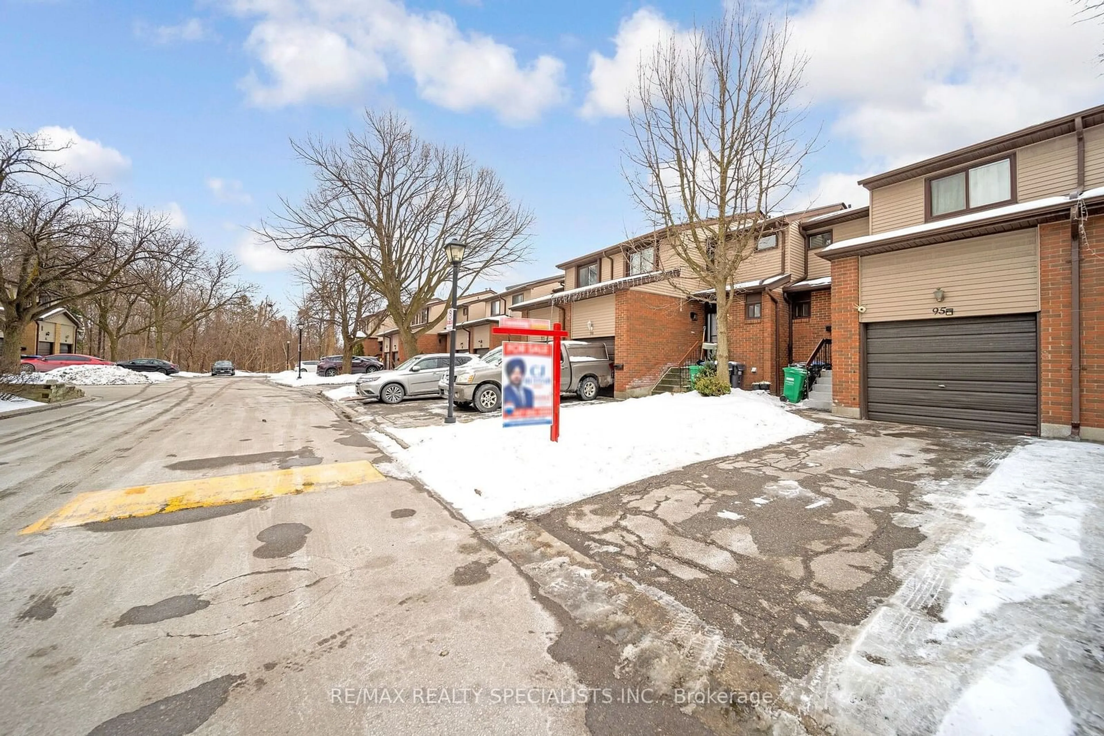 A pic from outside/outdoor area/front of a property/back of a property/a pic from drone, street for 95 Carleton Pl, Brampton Ontario L6T 3Z4