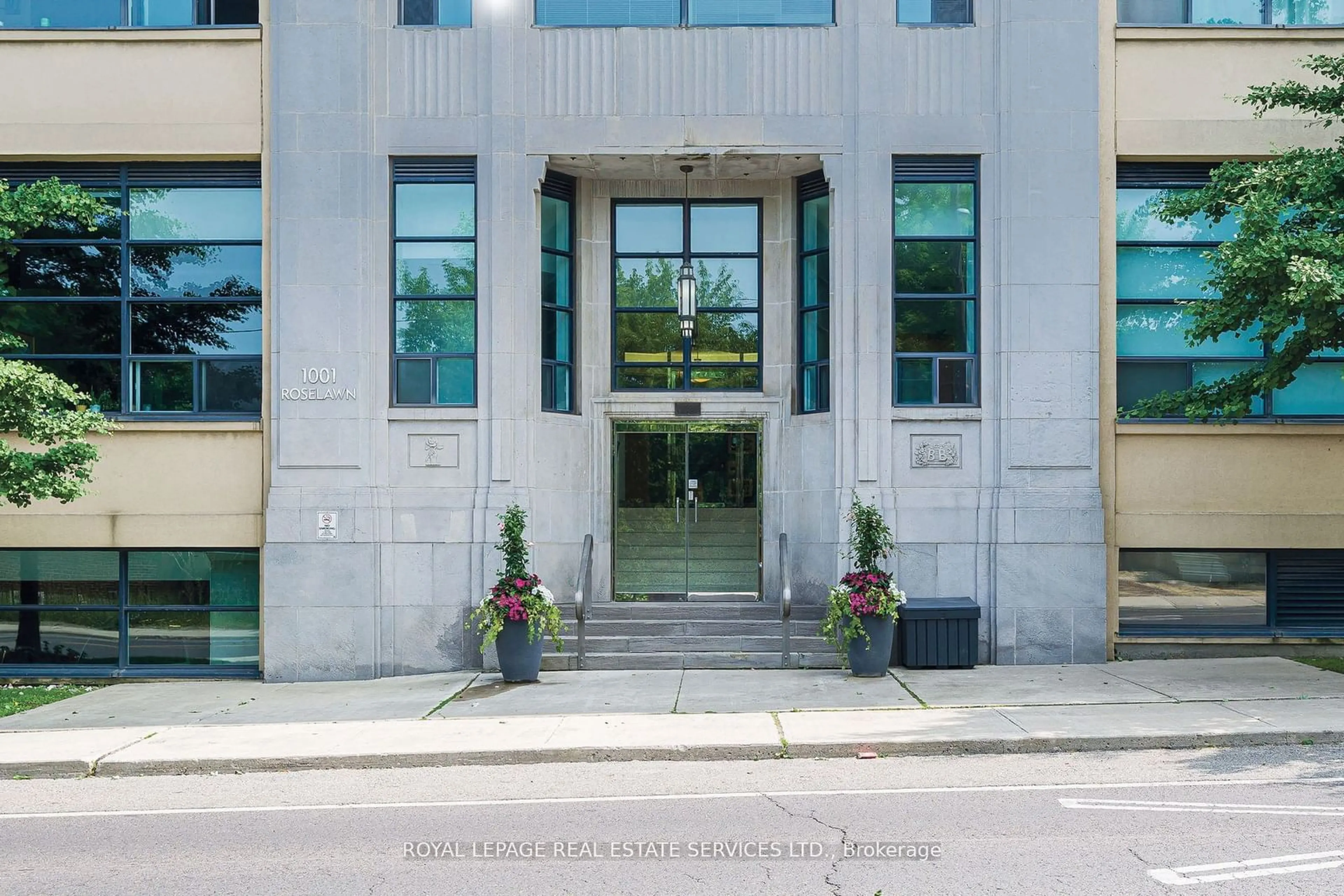 Indoor foyer for 1001 Roselawn Ave #205, Toronto Ontario M6B 4M4