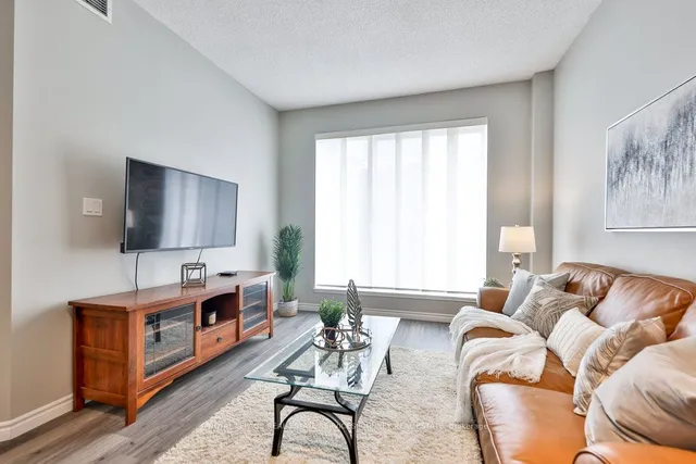 Additional property image - 4198 Dundas St Unit 102