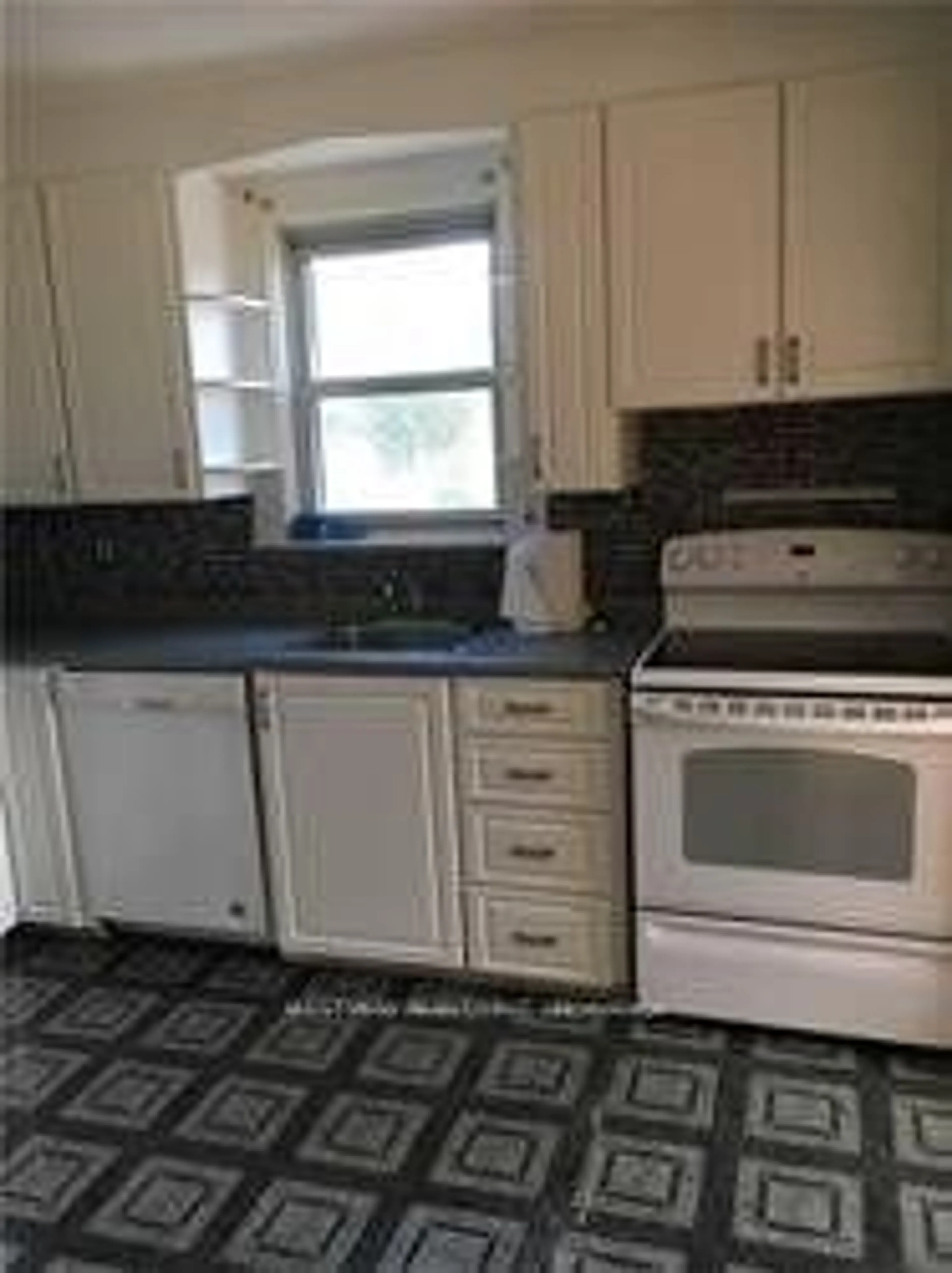 Standard kitchen, ceramic/tile floor for 1358 Northaven Dr, Mississauga Ontario L5G 4E8