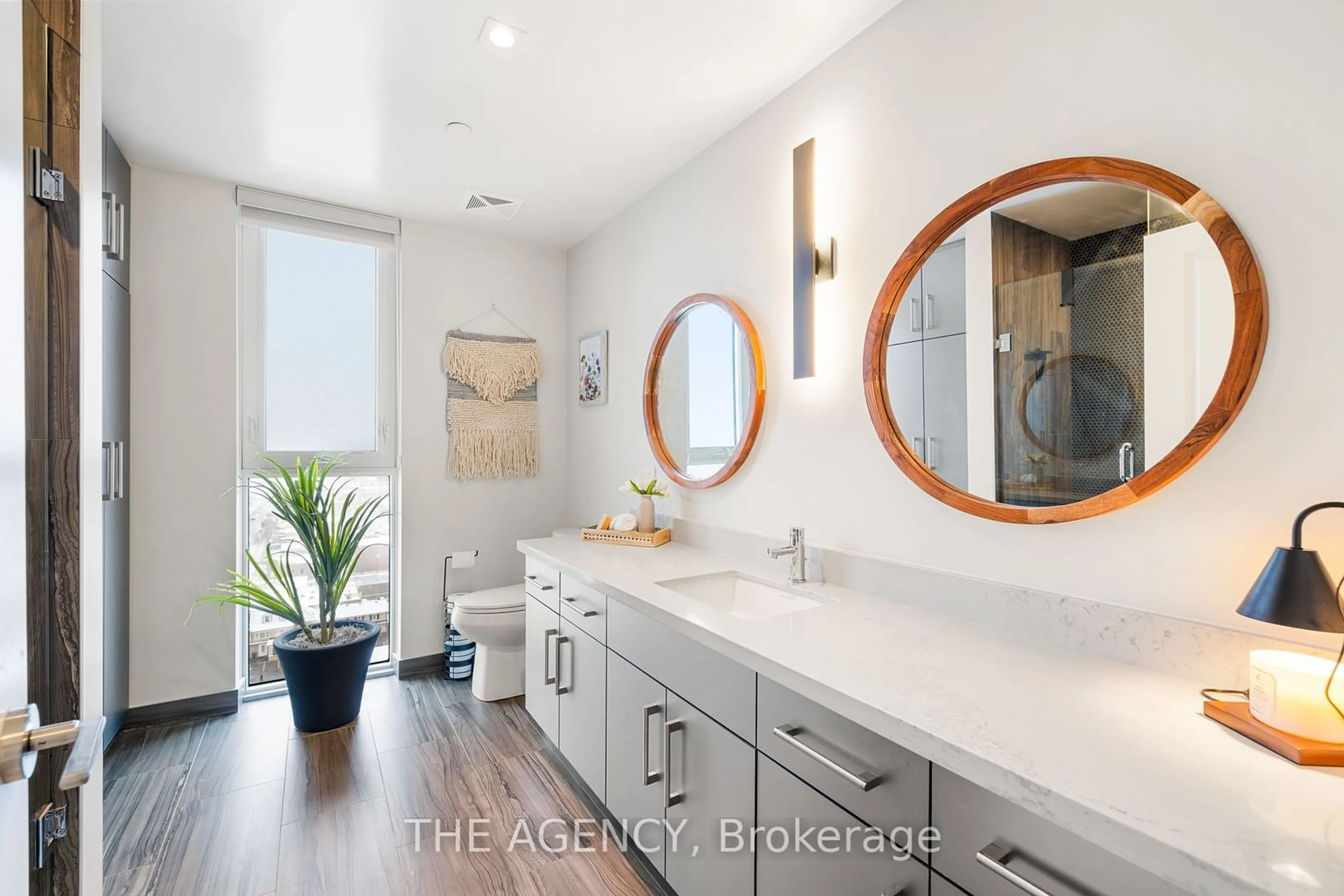 Contemporary bathroom, ceramic/tile floor for 2007 James St #1607, Burlington Ontario L7R 1H1