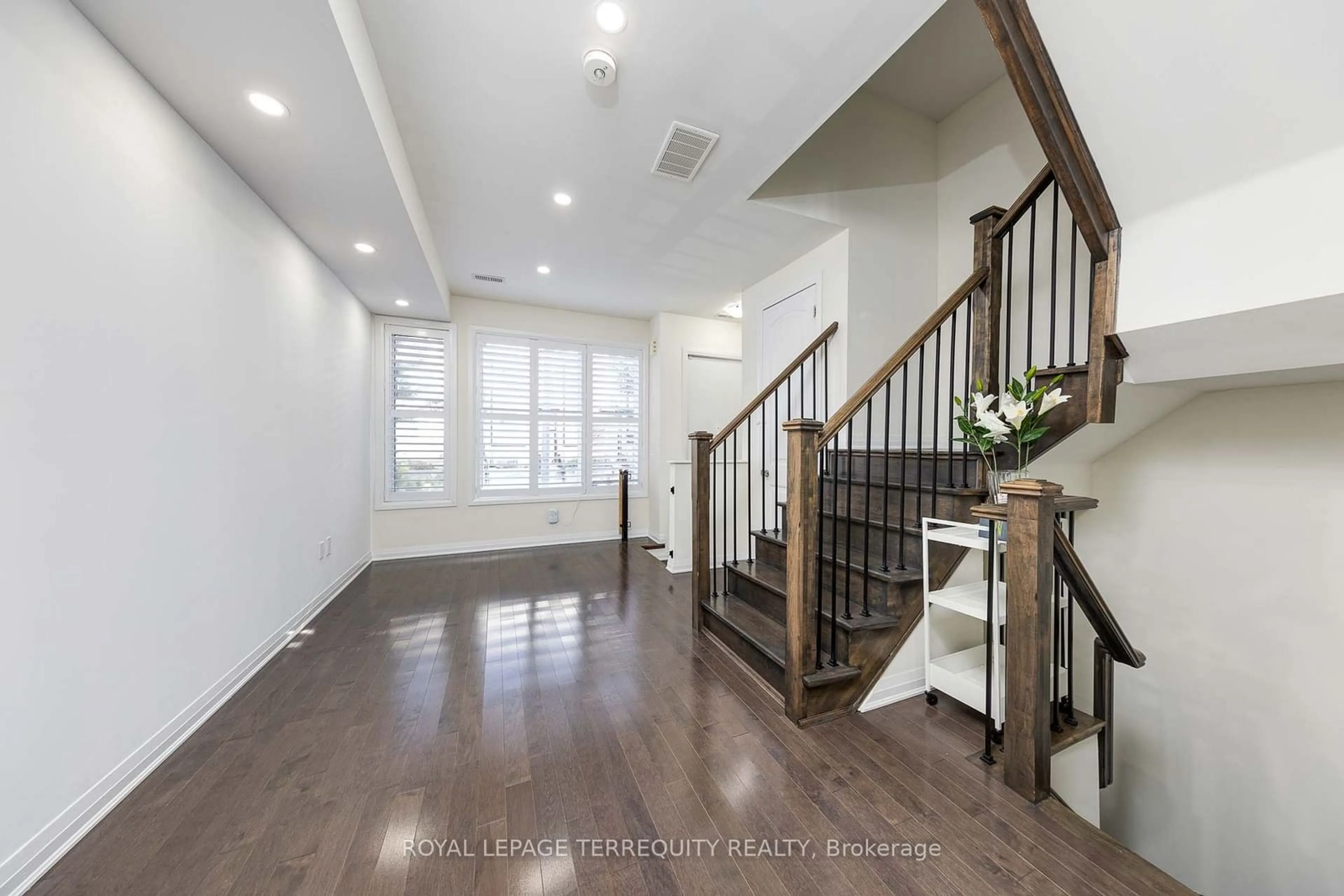 Indoor entryway for 22 Caroline Carpenter Grve, Toronto Ontario M3K 0B1