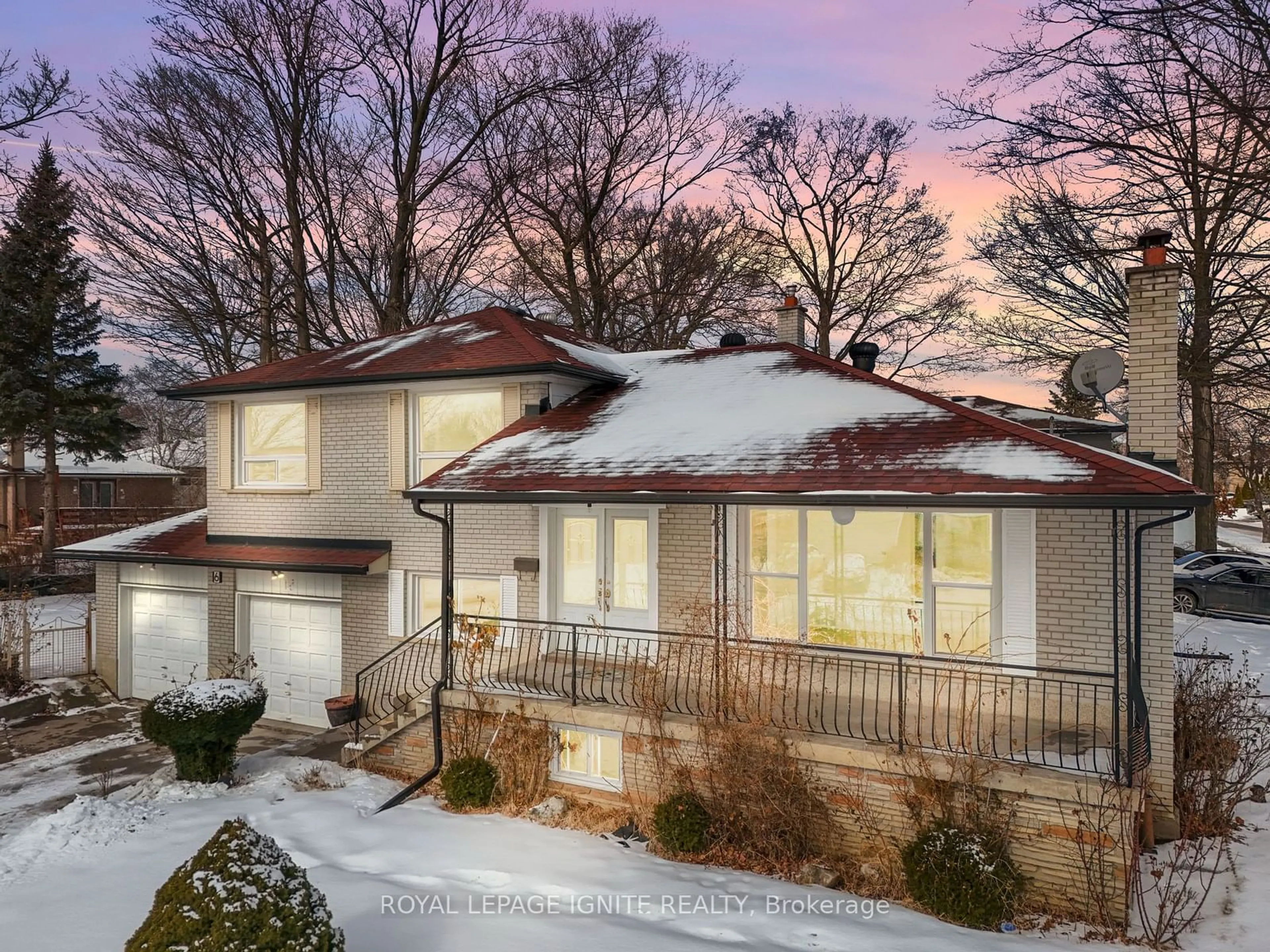 A pic from outside/outdoor area/front of a property/back of a property/a pic from drone, street for 6 Brantley Cres, Toronto Ontario M3J 1X5