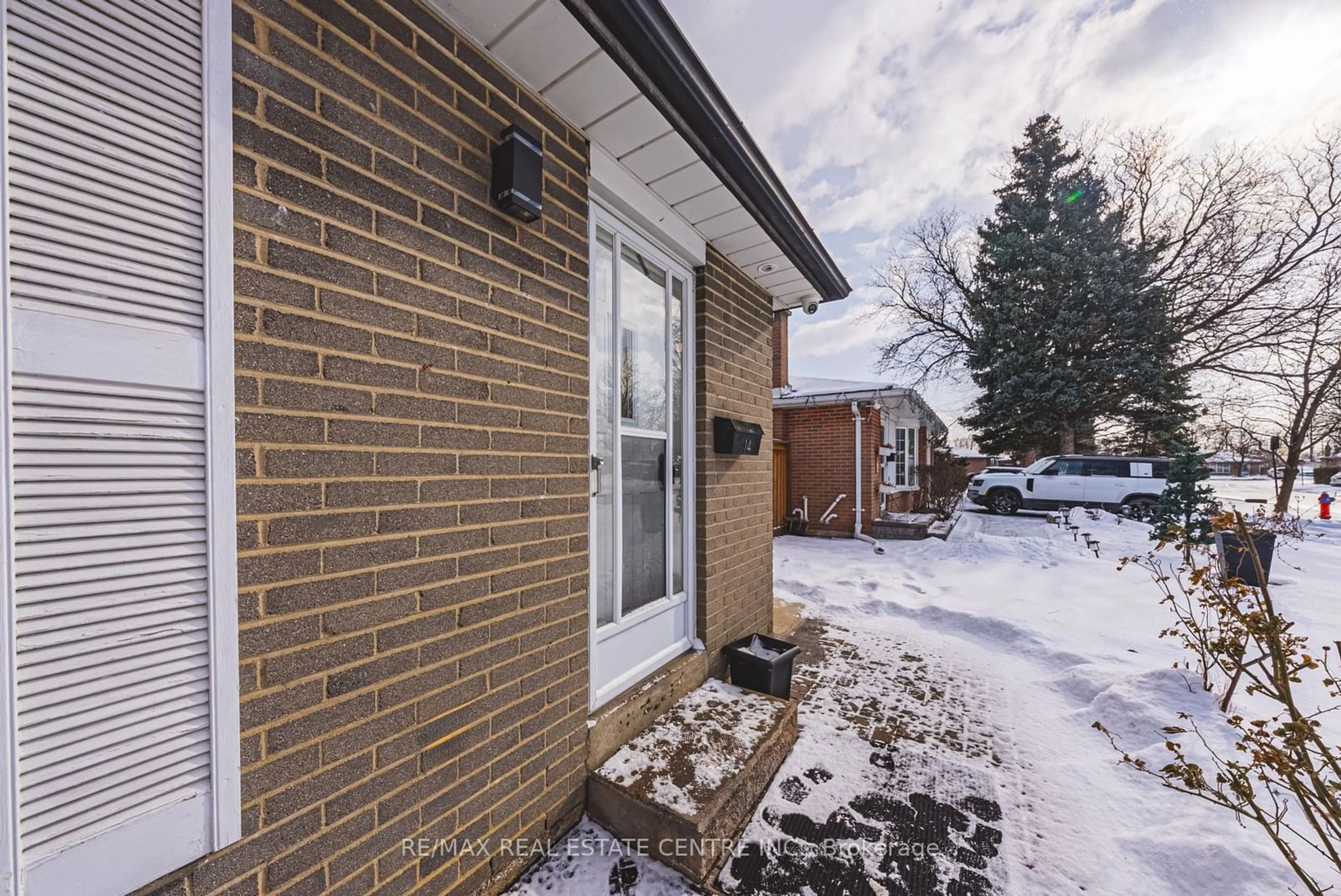 Home with brick exterior material, street for 14 Belmont Dr, Brampton Ontario L6T 2K3