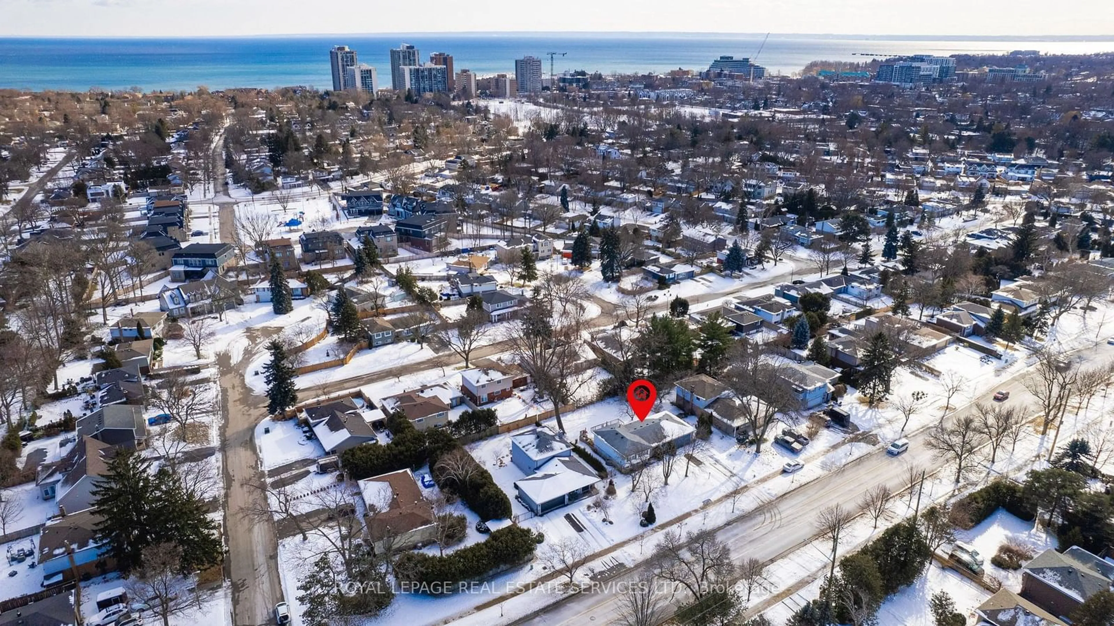 A pic from outside/outdoor area/front of a property/back of a property/a pic from drone, city buildings view from balcony for 2138 Rebecca St, Oakville Ontario L6L 2A5