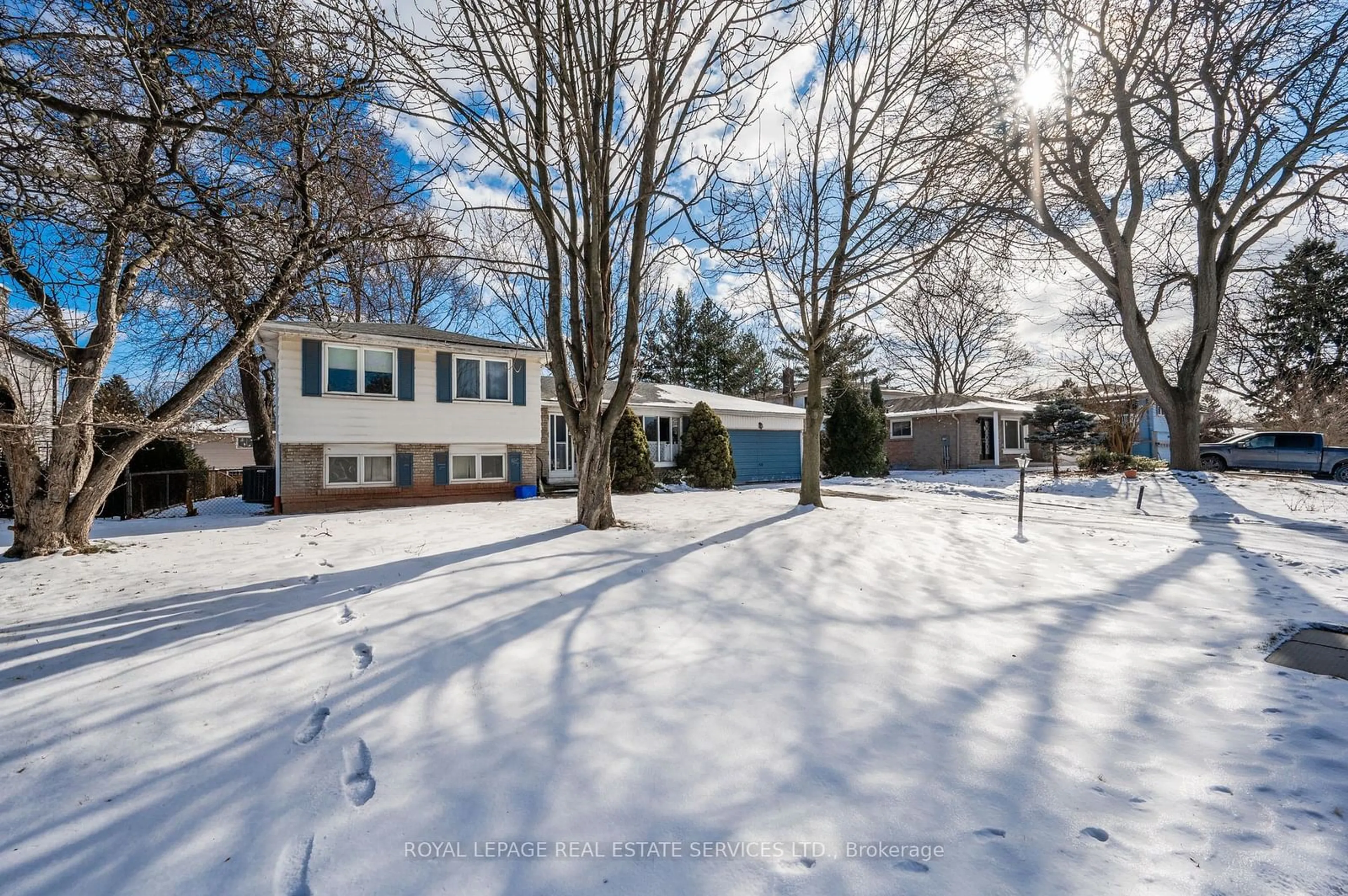 A pic from outside/outdoor area/front of a property/back of a property/a pic from drone, street for 2138 Rebecca St, Oakville Ontario L6L 2A5