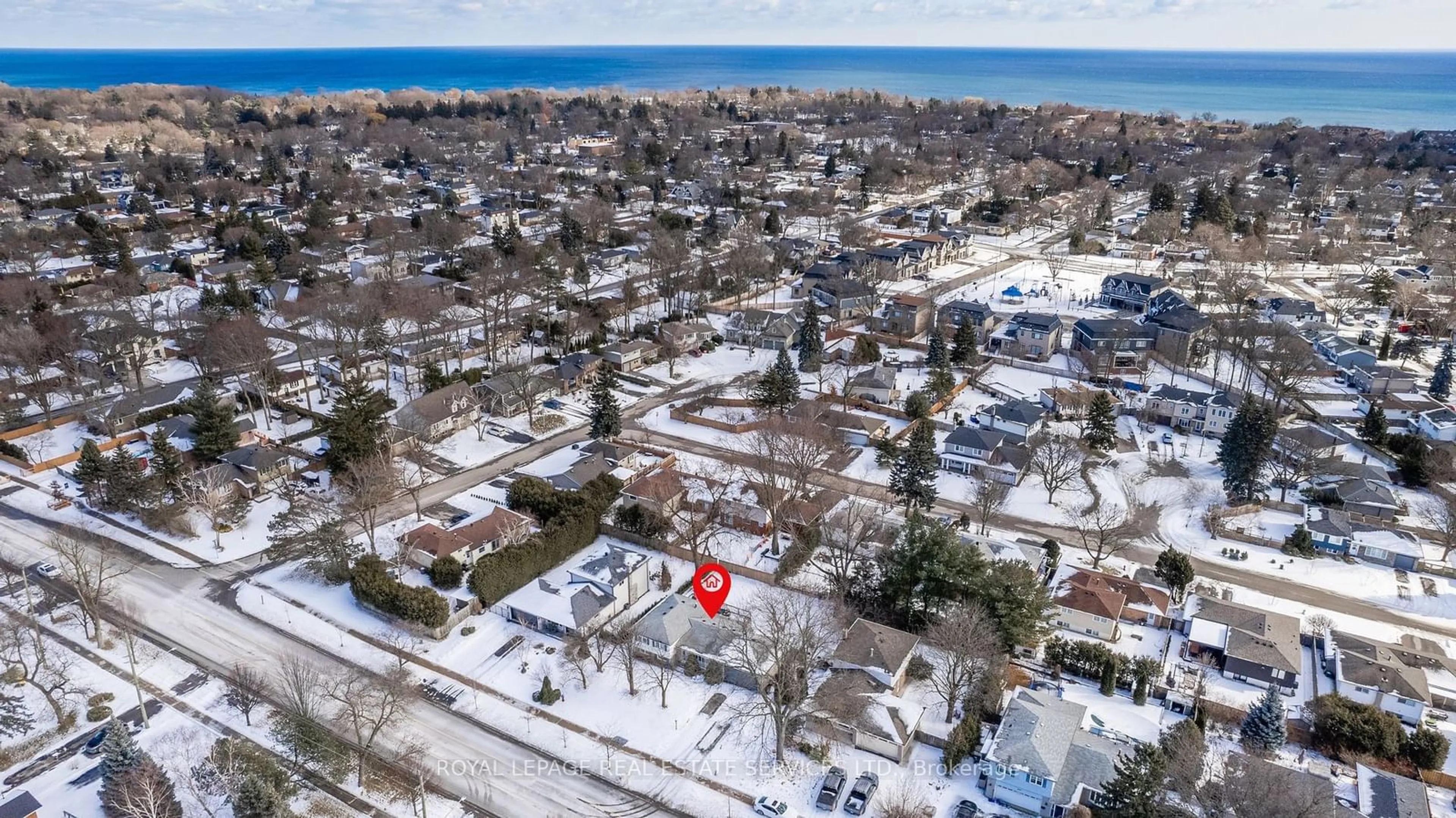 A pic from outside/outdoor area/front of a property/back of a property/a pic from drone, water/lake/river/ocean view for 2138 Rebecca St, Oakville Ontario L6L 2A5