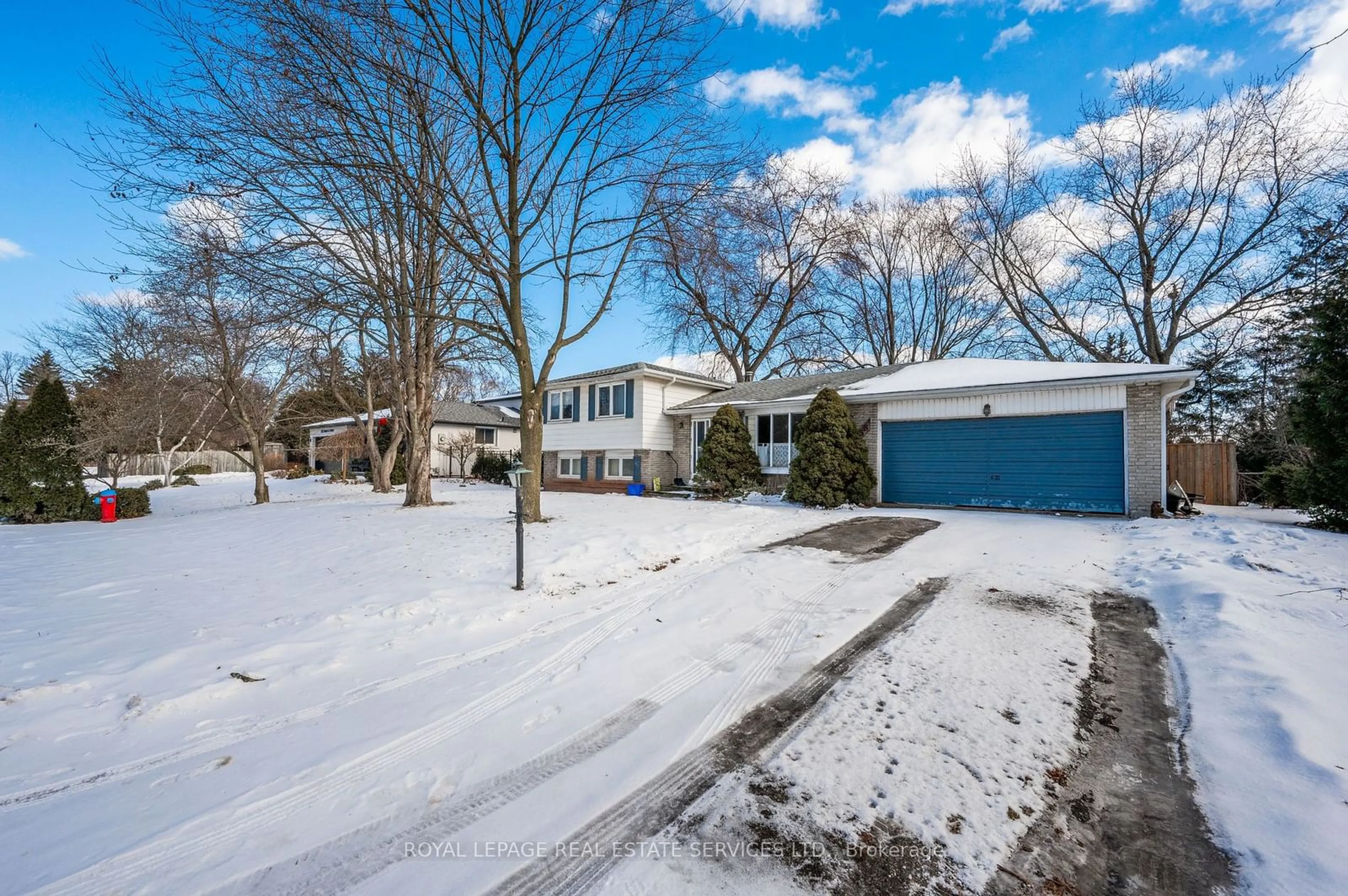 A pic from outside/outdoor area/front of a property/back of a property/a pic from drone, street for 2138 Rebecca St, Oakville Ontario L6L 2A5