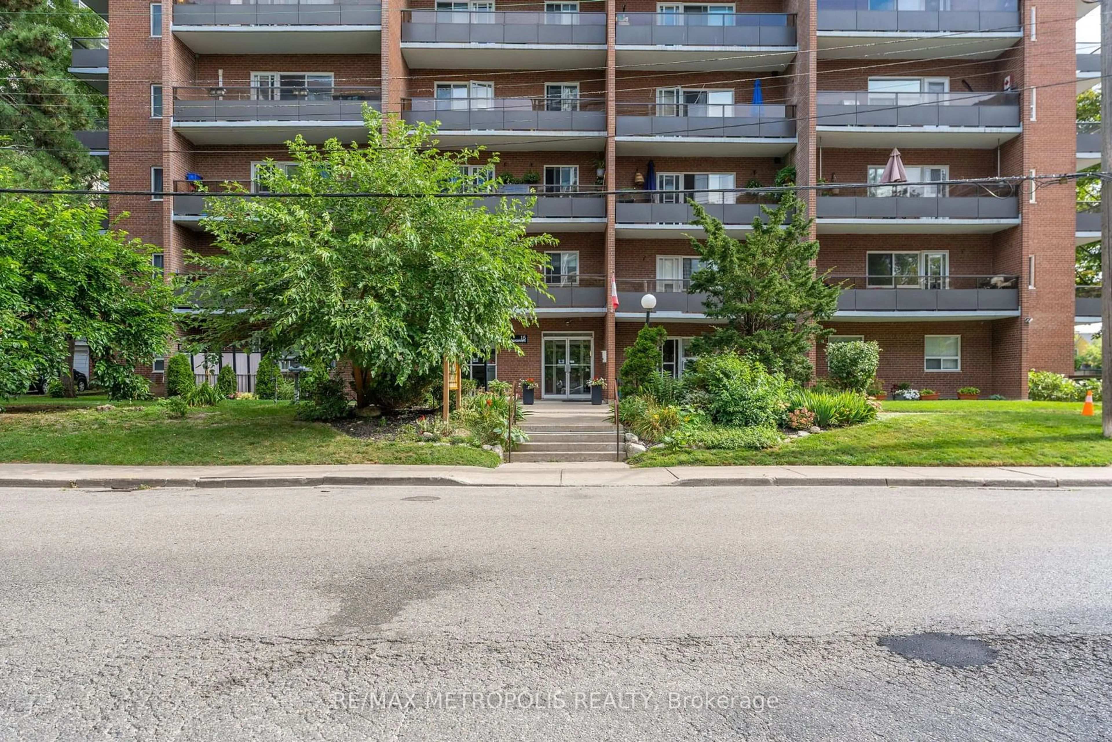 Patio, street for 15 Elizabeth St #704, Mississauga Ontario L5G 2Z3