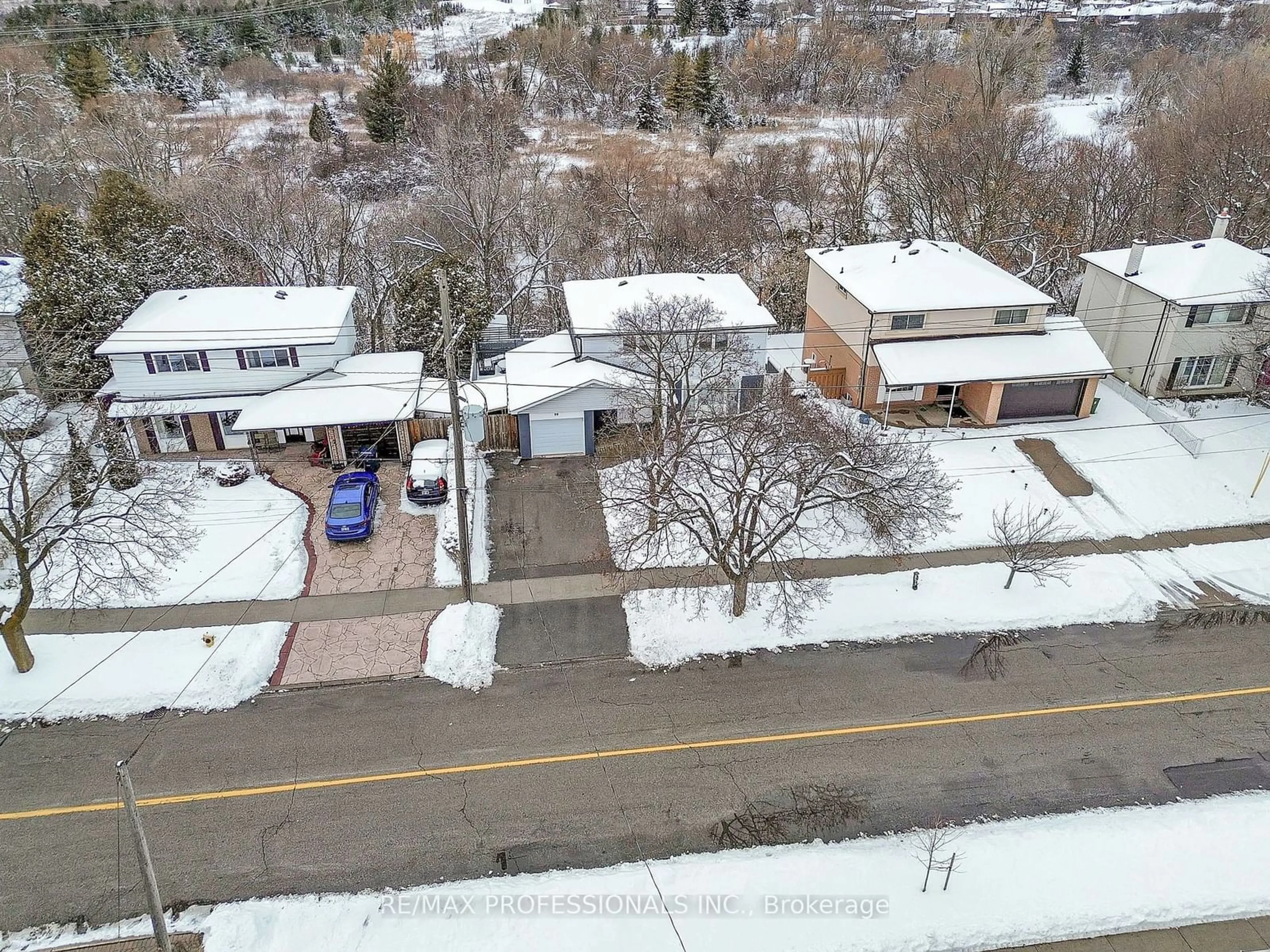 A pic from outside/outdoor area/front of a property/back of a property/a pic from drone, street for 99 Mercury Rd, Toronto Ontario M9W 3H4