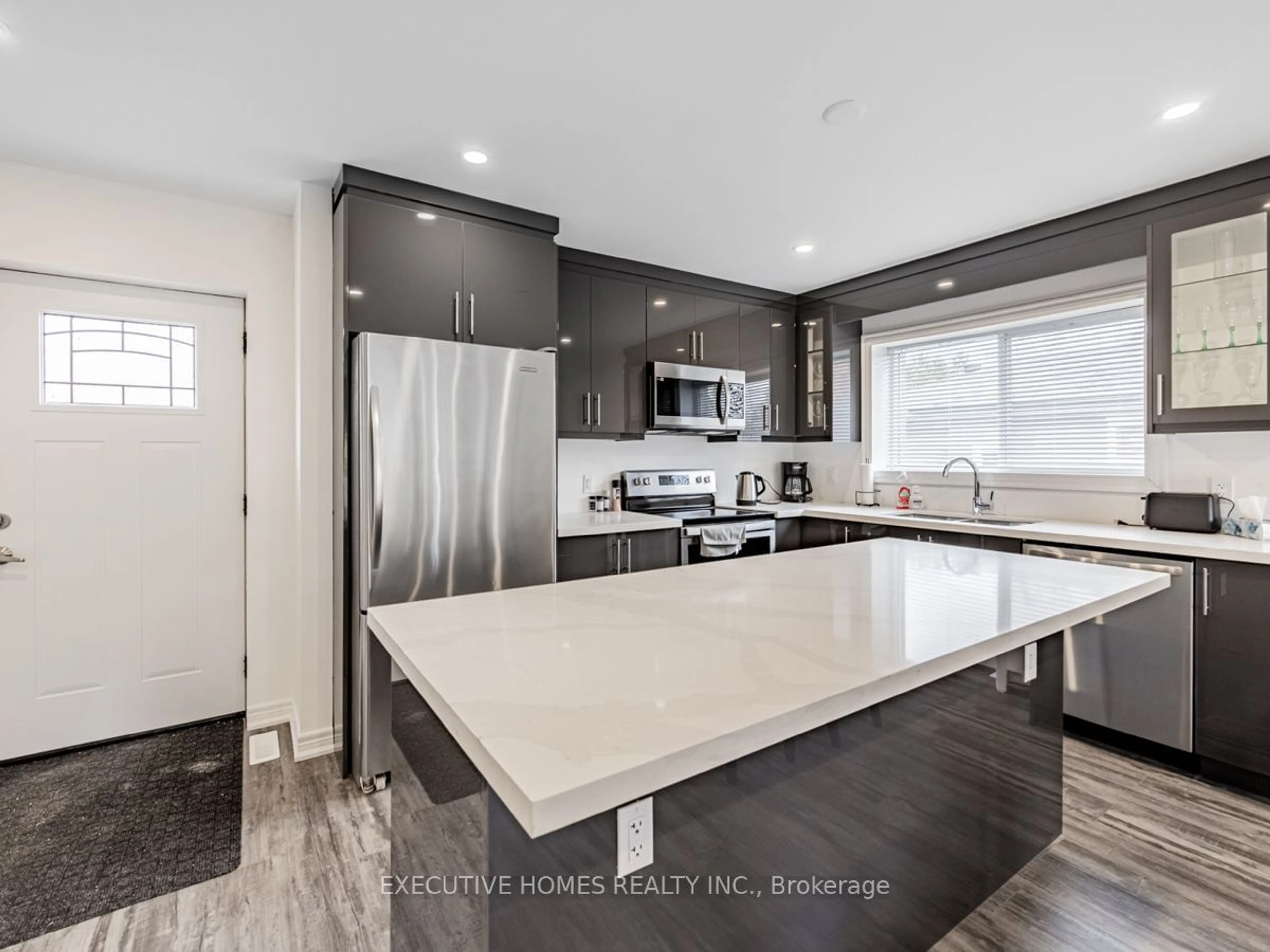 Open concept kitchen, ceramic/tile floor for 191 DEANE Ave, Oakville Ontario L6K 1N4