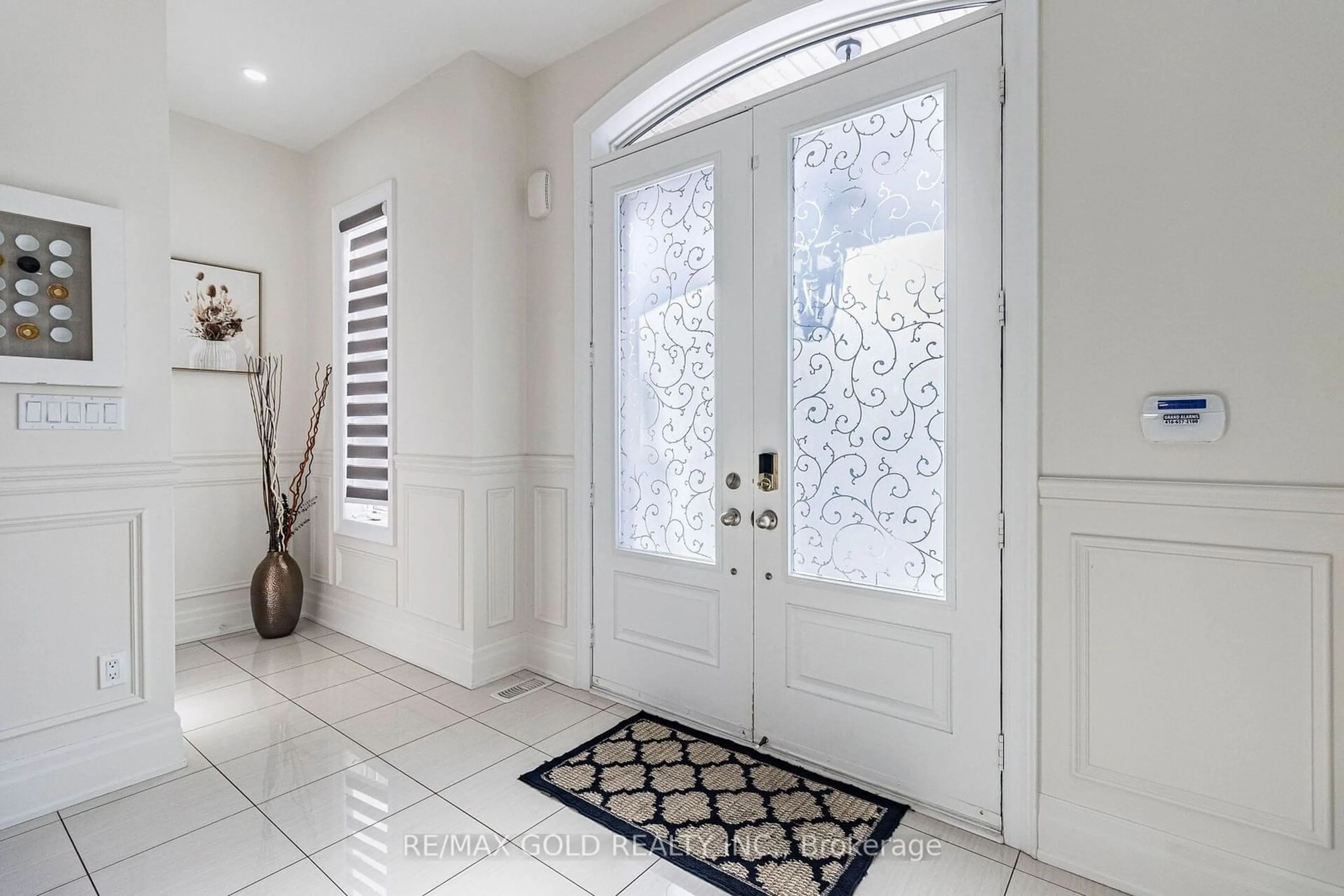 Indoor entryway for 28 Cloverhaven Rd, Brampton Ontario L6P 4E4