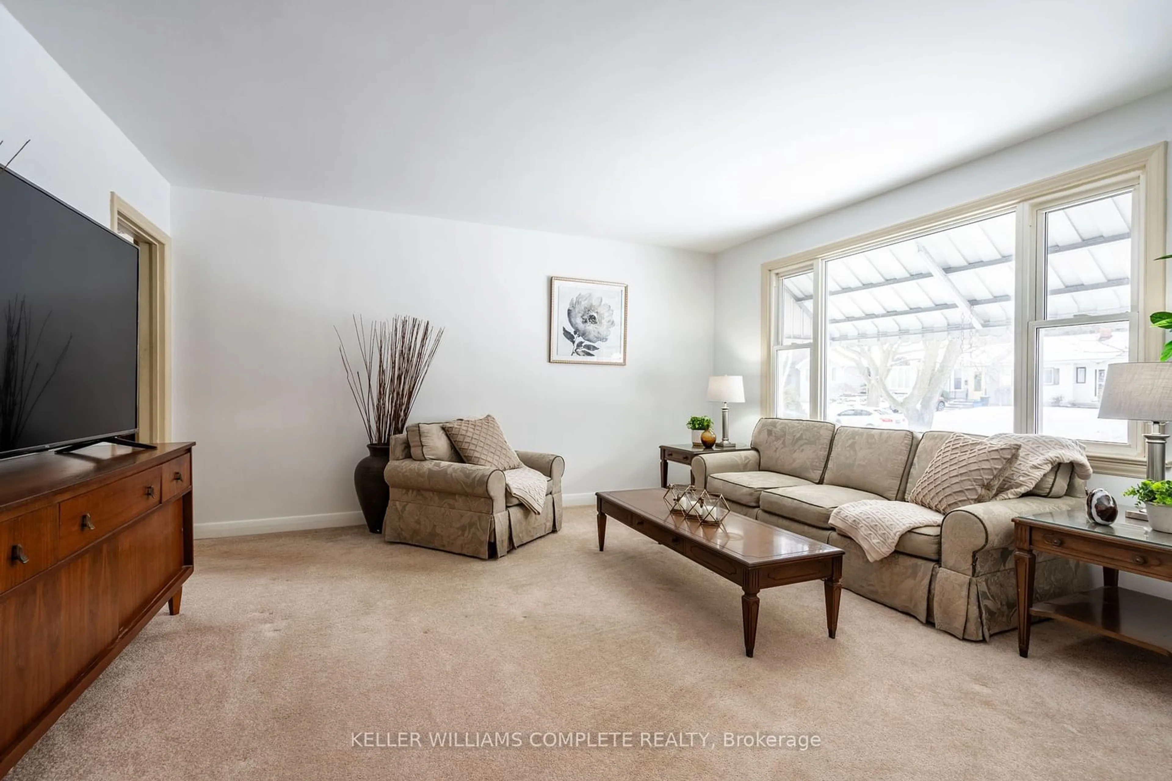 Living room with furniture, carpet floor for 520 Bridgman Ave, Burlington Ontario L7R 2V4