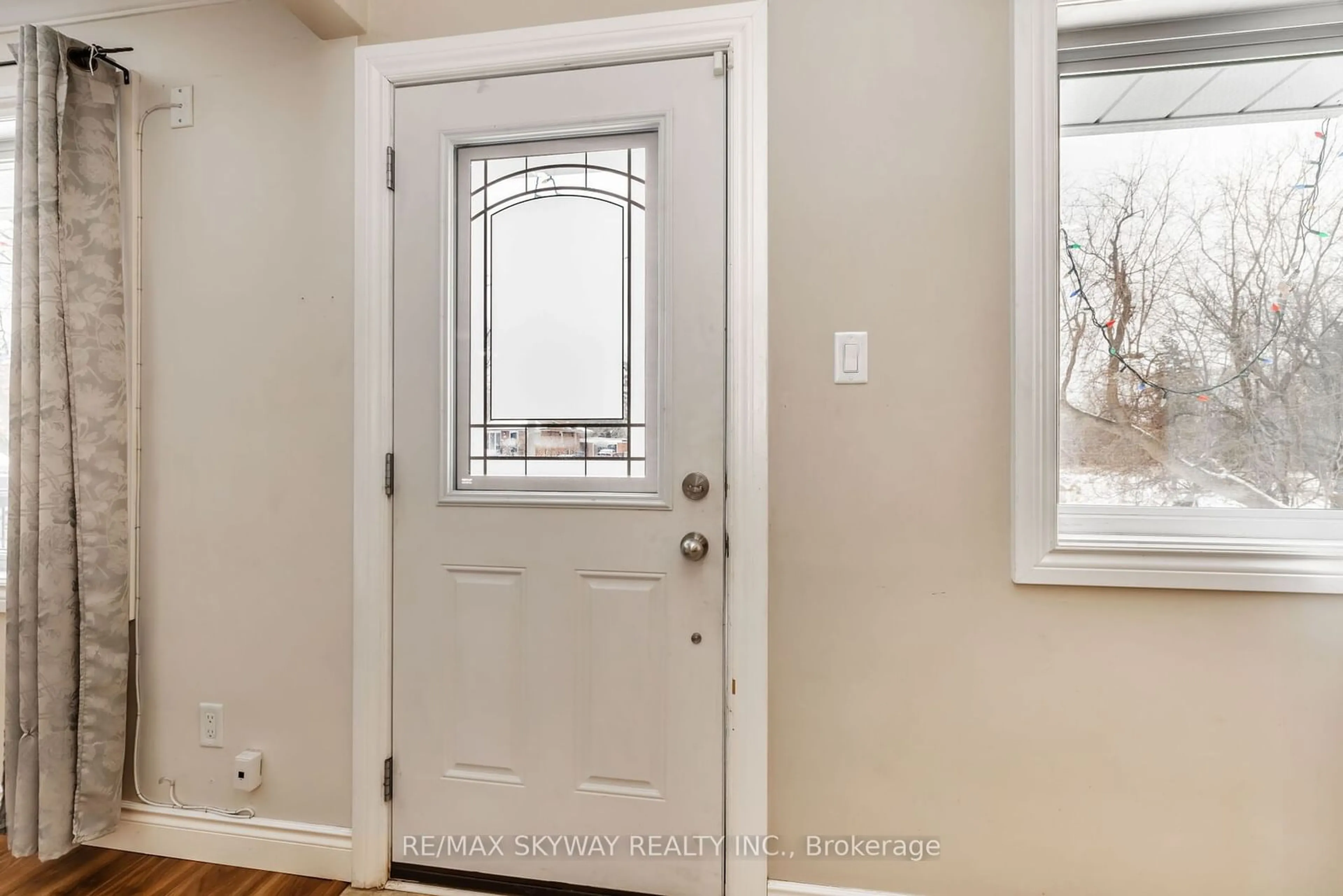 Indoor entryway for 98 Jessie St, Brampton Ontario L6Y 1L7