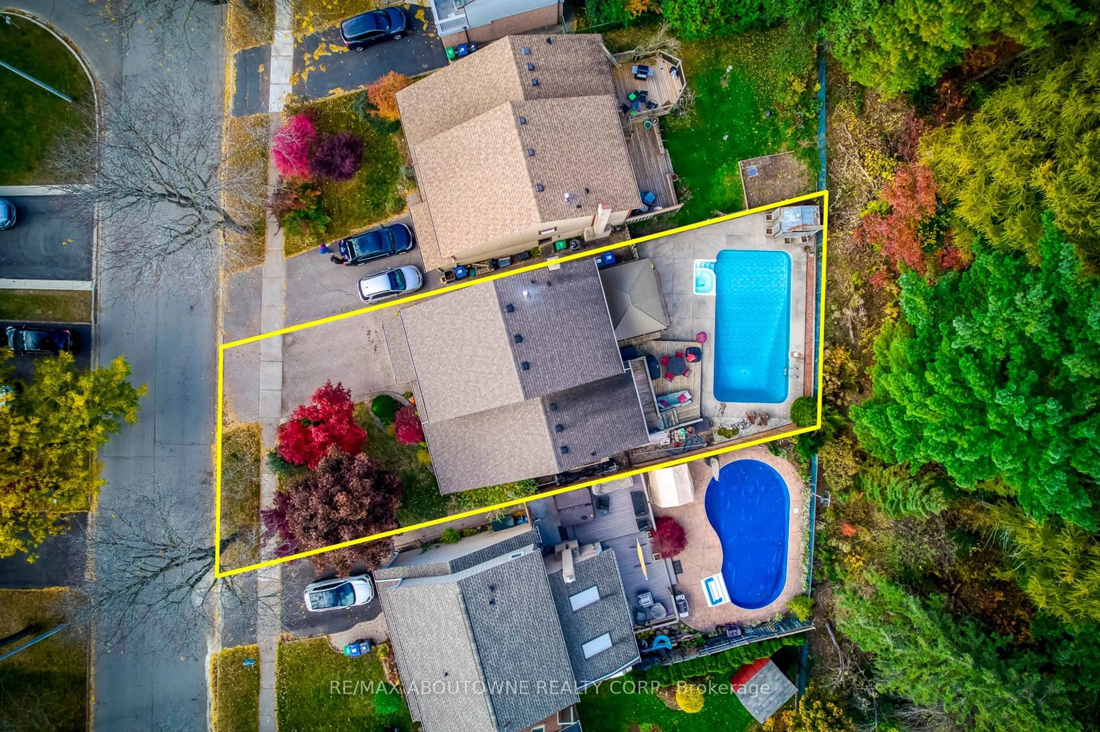 A pic from outside/outdoor area/front of a property/back of a property/a pic from drone, street for 96 royal palm Dr, Brampton Ontario L6Z 1P7