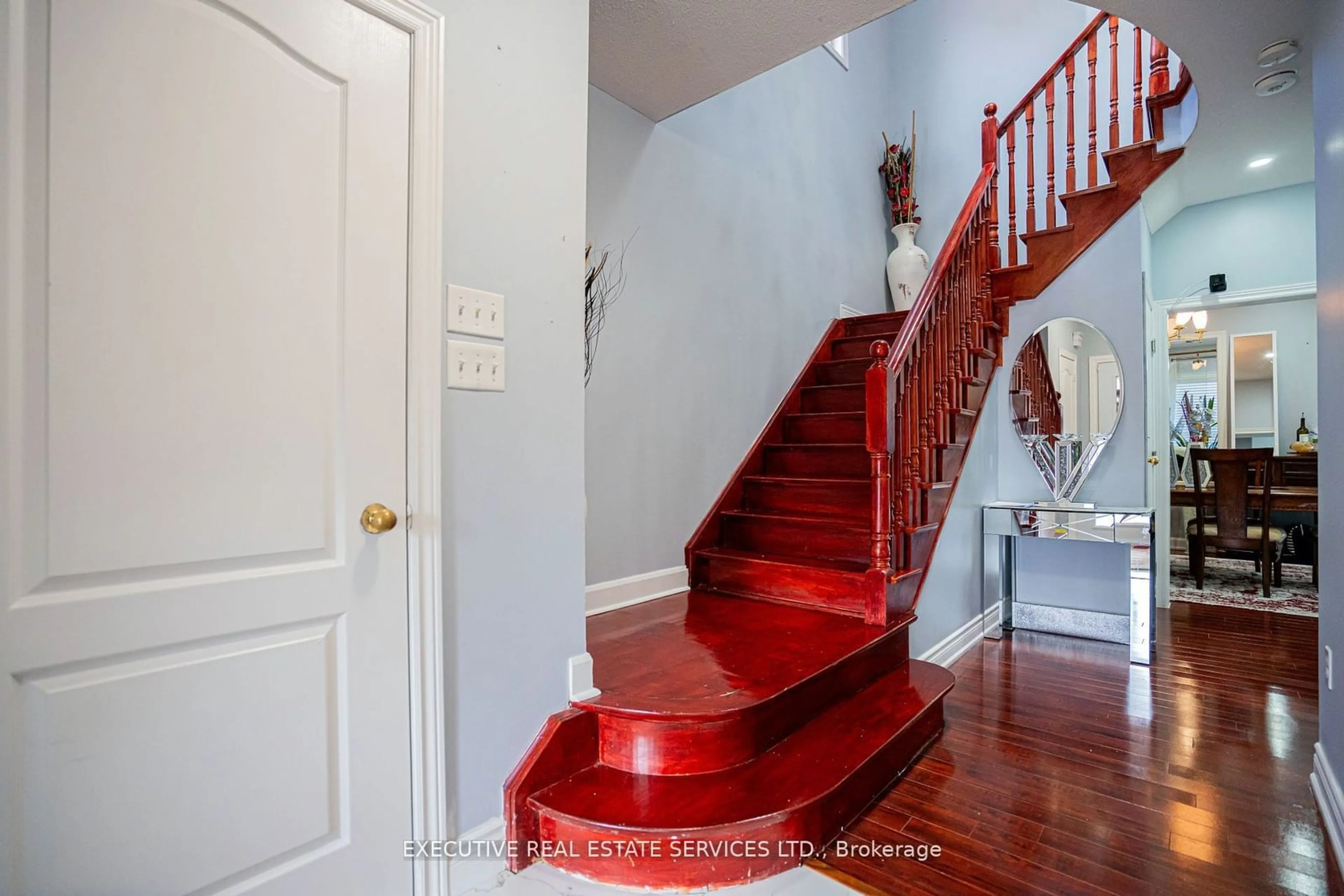 Indoor foyer for 27 Savita Rd, Brampton Ontario L7A 3V1