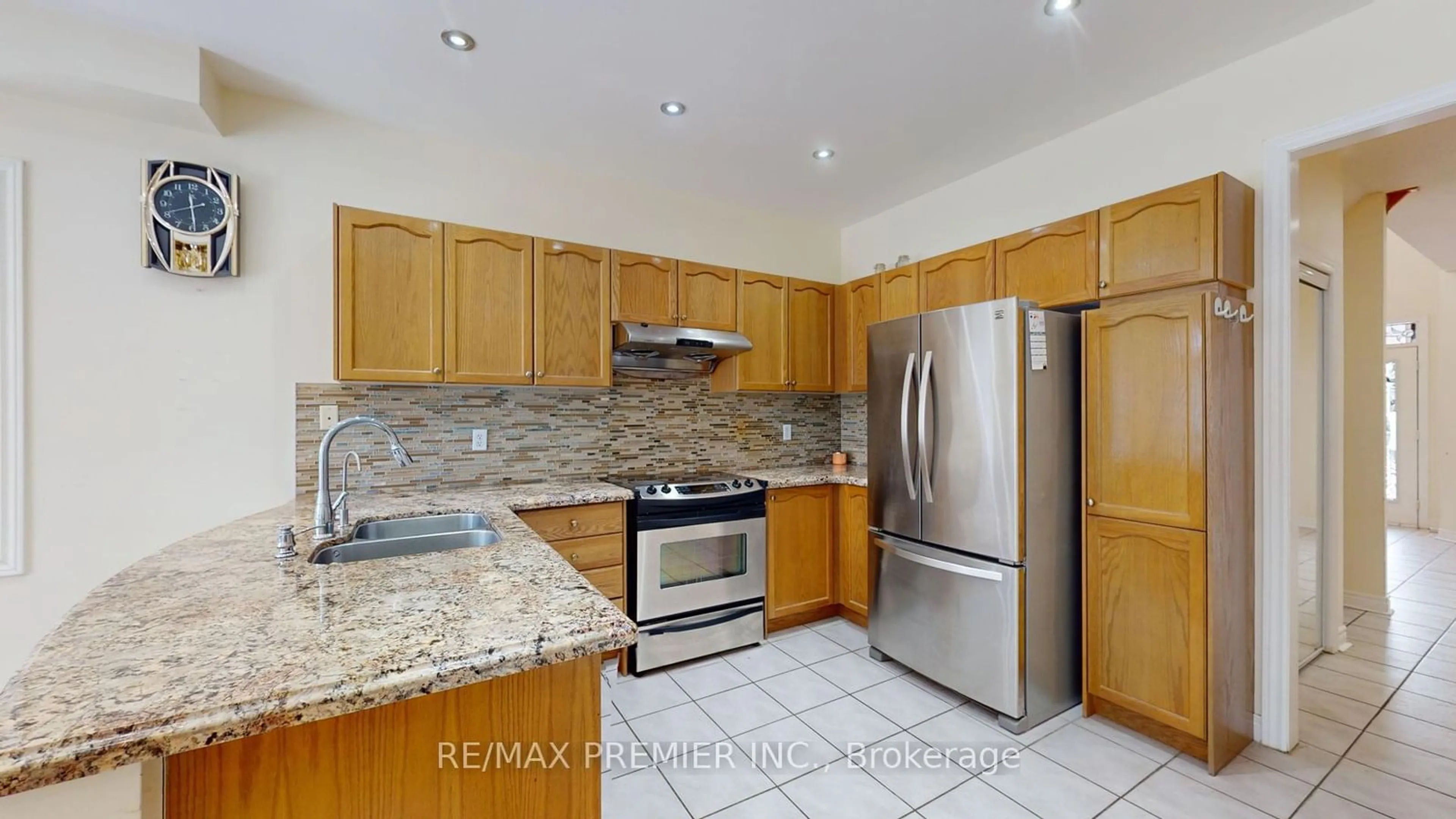 Standard kitchen, ceramic/tile floor for 5869 Yachtsman Crossing, Mississauga Ontario L5M 6P1