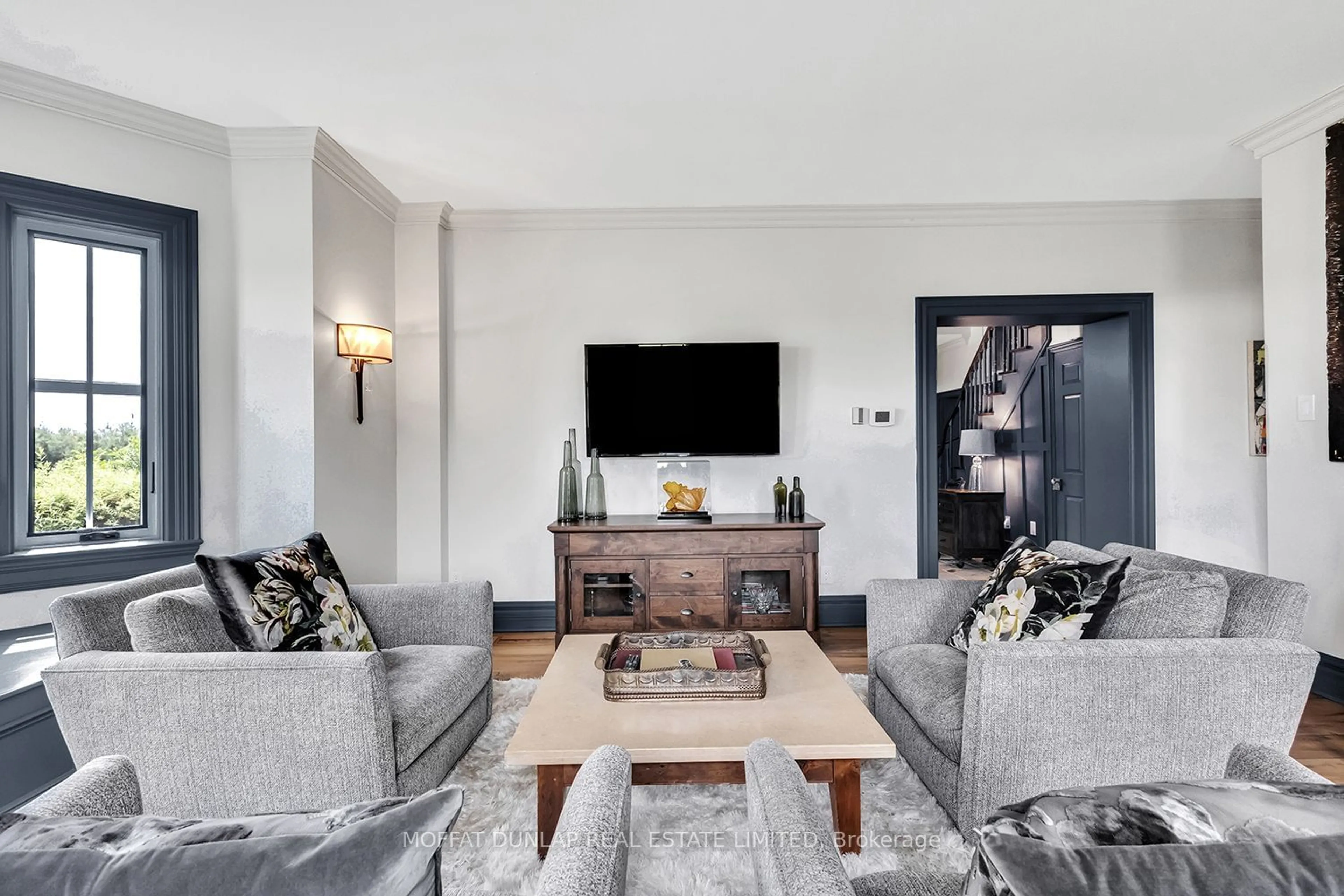 Living room with furniture, unknown for 2052 Highpoint Sdrd, Caledon Ontario L7K 0H9
