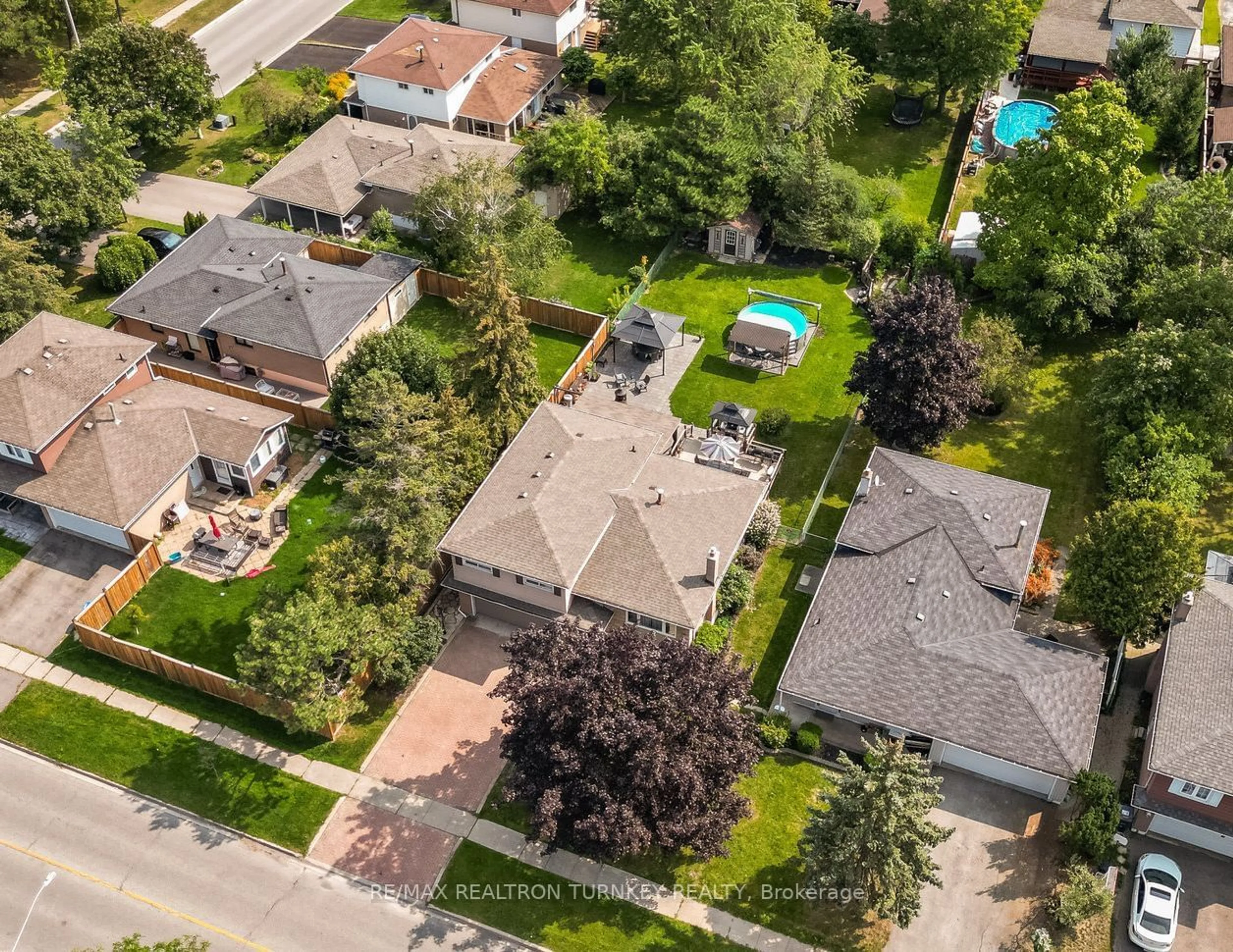 A pic from outside/outdoor area/front of a property/back of a property/a pic from drone, street for 35 Bartley Bull Pkwy, Brampton Ontario L6W 2J3