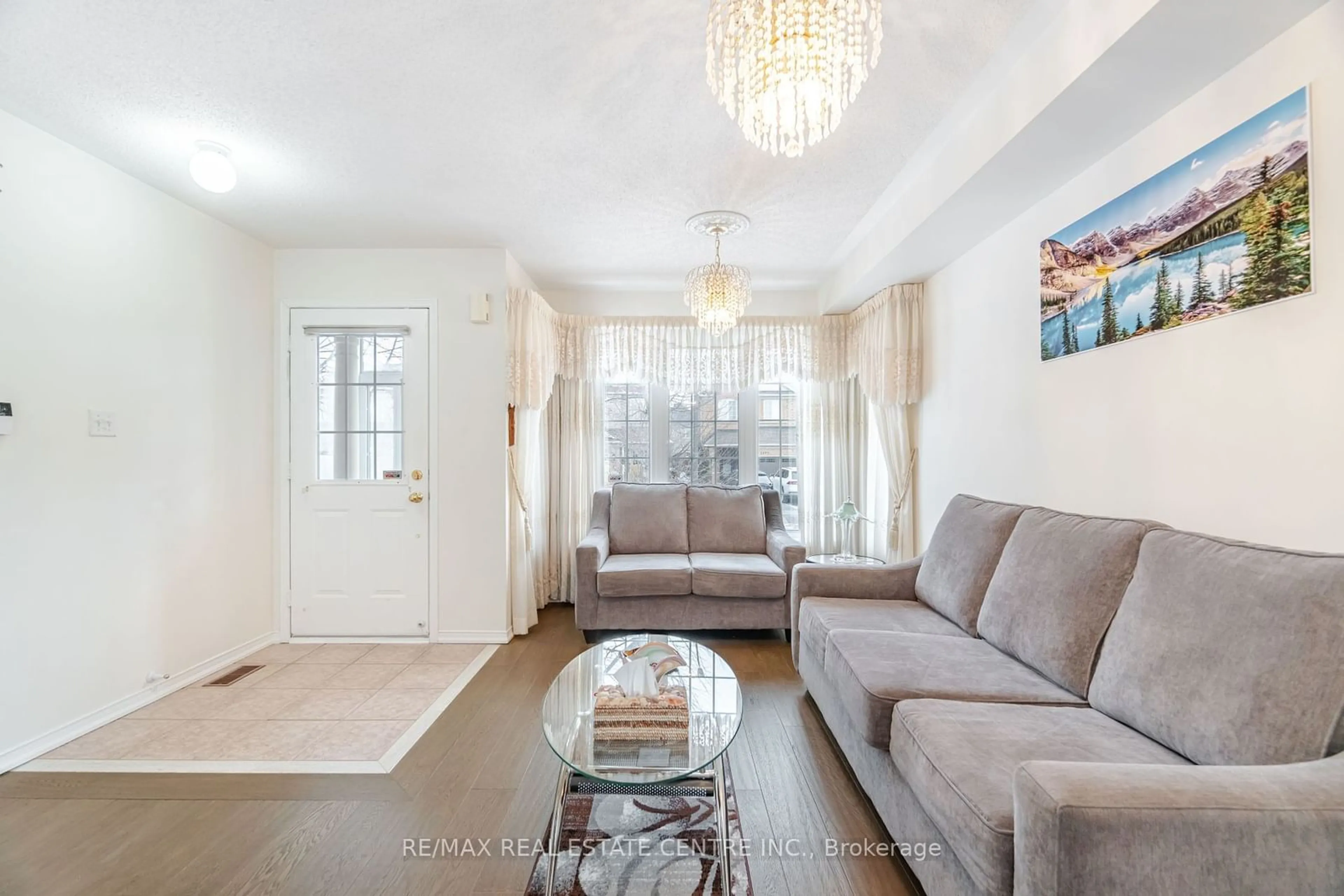 Living room with furniture, unknown for 4894 Marble Arch Mews, Mississauga Ontario L5M 7P7