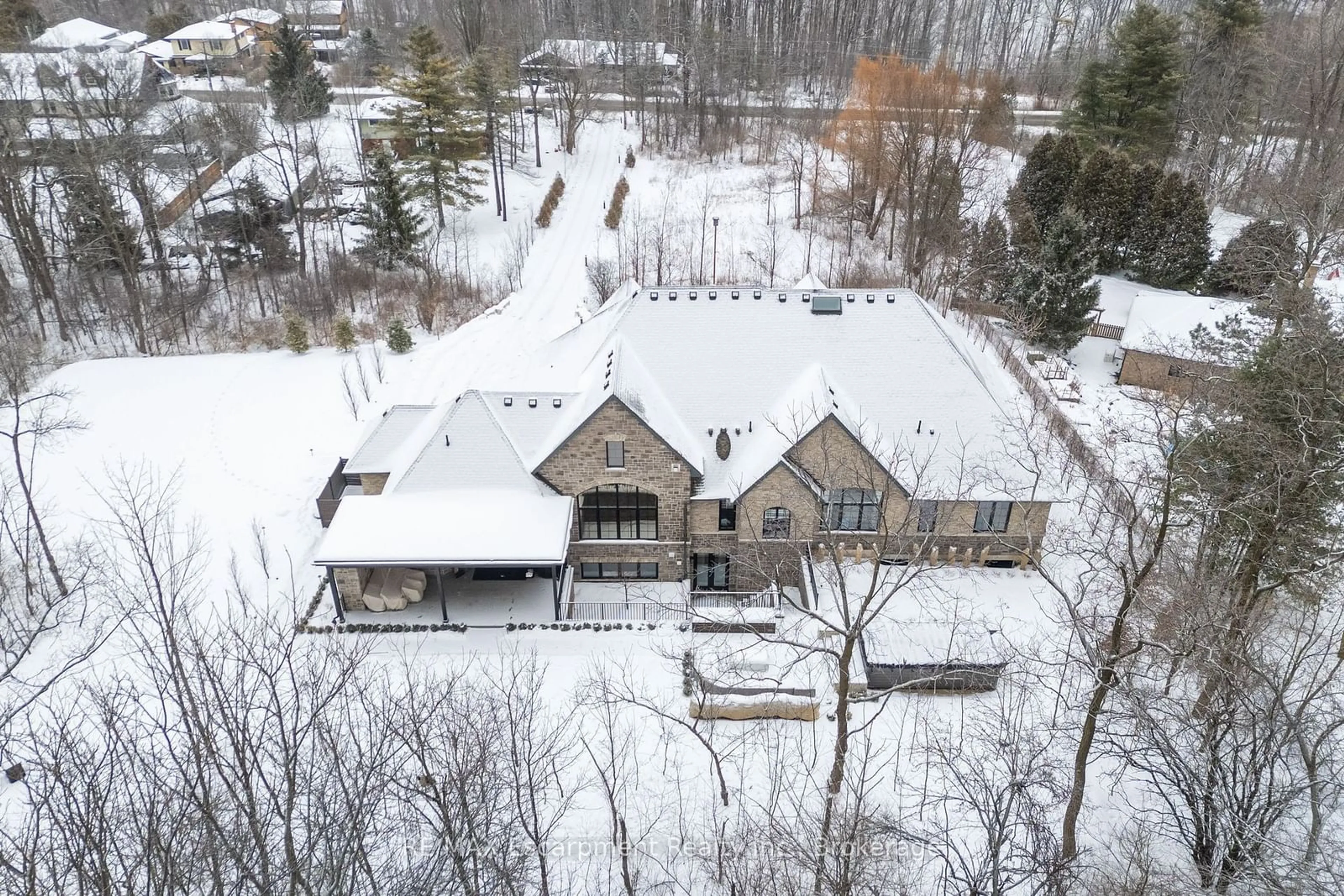 A pic from outside/outdoor area/front of a property/back of a property/a pic from drone, unknown for 6444 Cedar Springs Rd, Burlington Ontario L7P 0L1