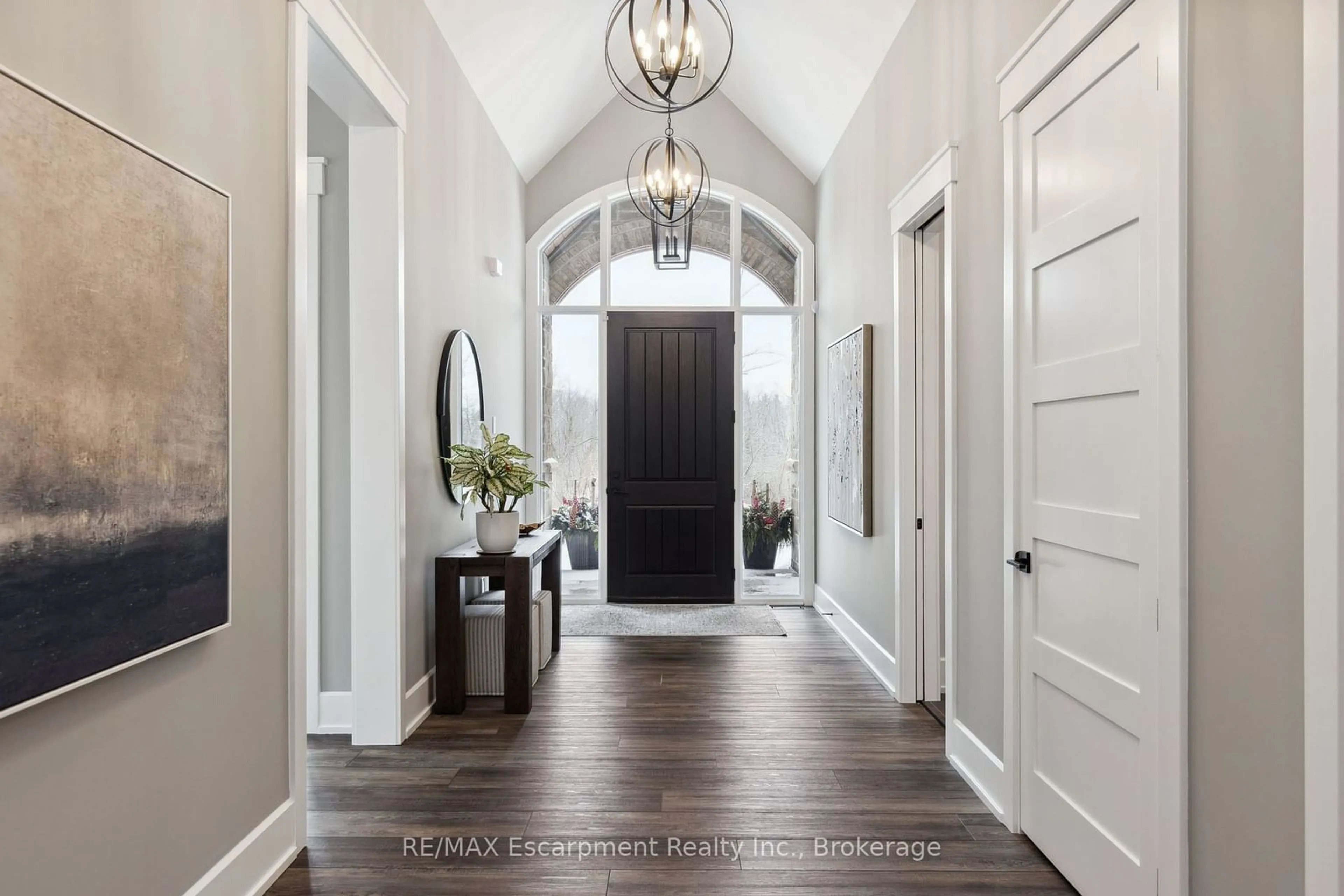 Indoor entryway for 6444 Cedar Springs Rd, Burlington Ontario L7P 0L1